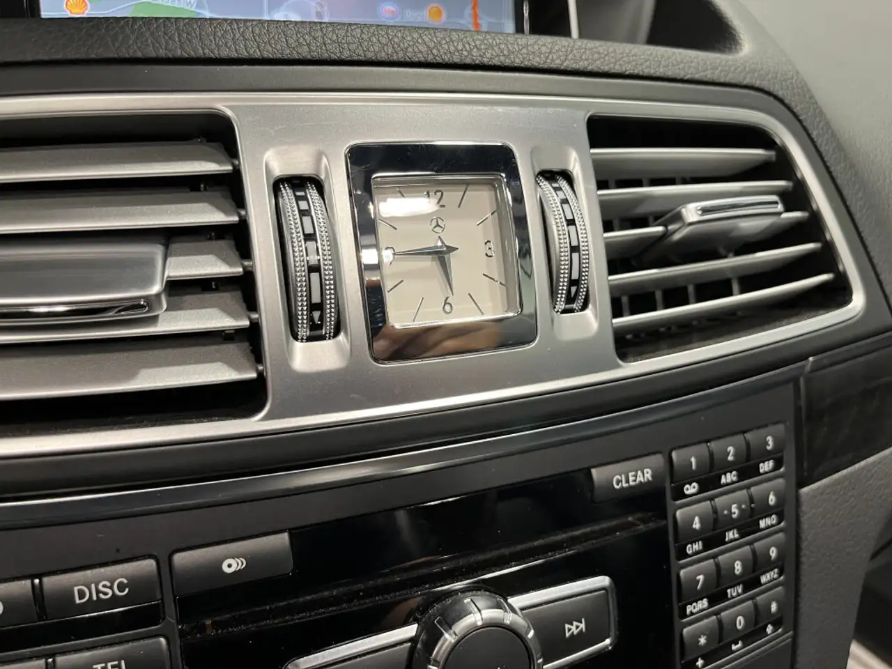 Mercedes-Benz E-Class снимка Mercedes-Benz E-Class
