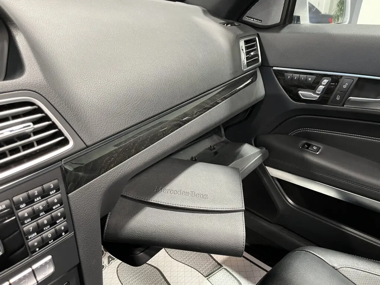 Mercedes-Benz E-Class снимка Mercedes-Benz E-Class