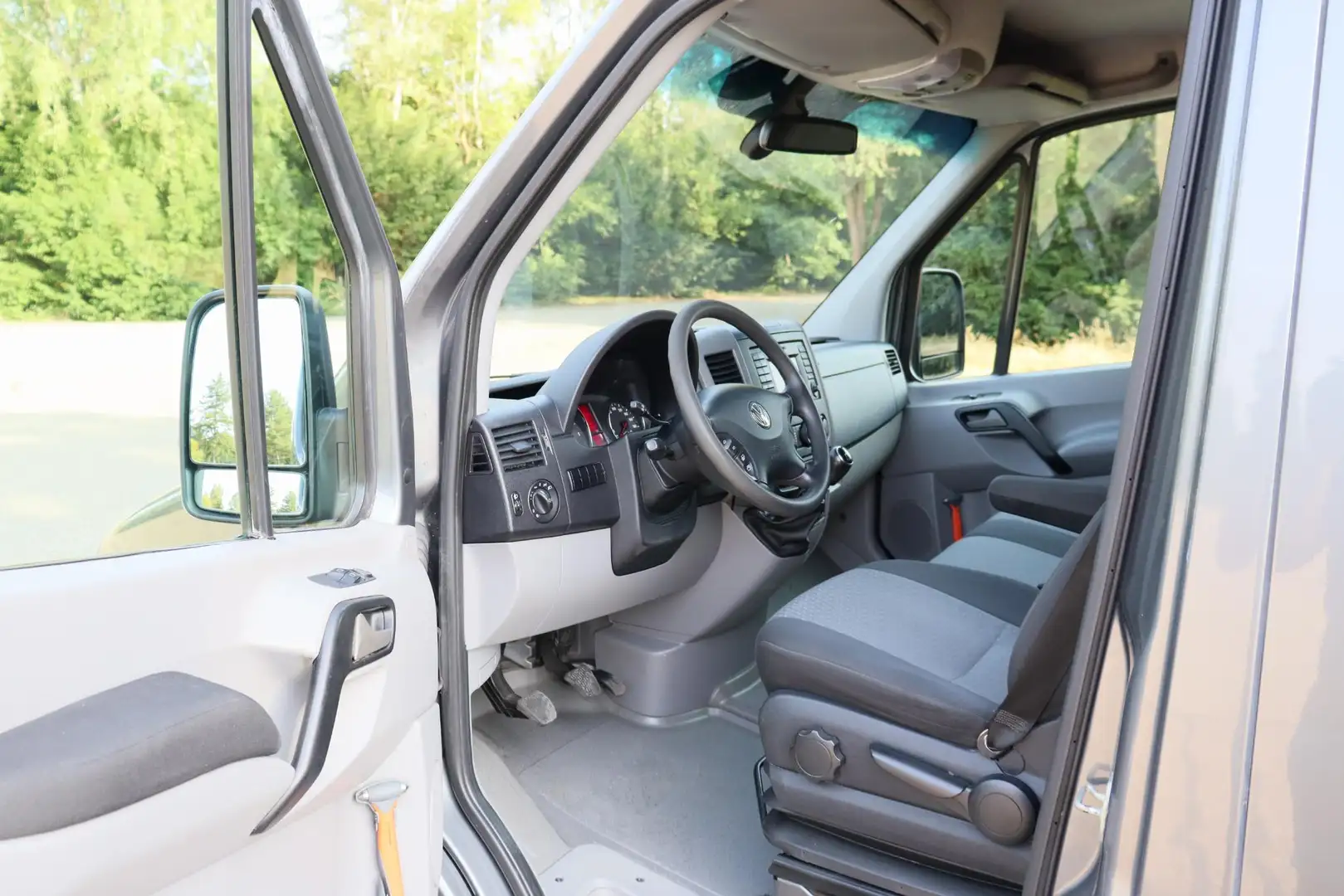 Volkswagen Crafter 32 2.0 TDI L2H1 2014 NAP | 1e eigenaar | Dealer on Grijs - 2