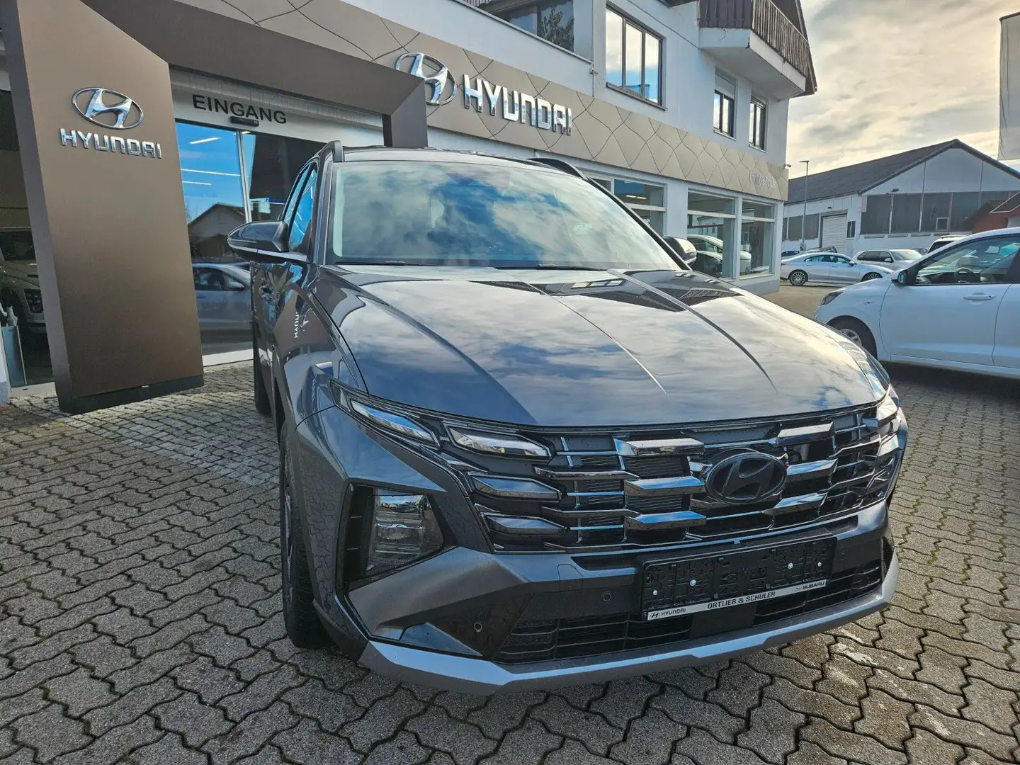 Hyundai TUCSON 1.6 T-GDi HEV Trend + KRELL + MATRIX Gris - 1