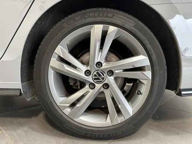 Volkswagen Golf view 3