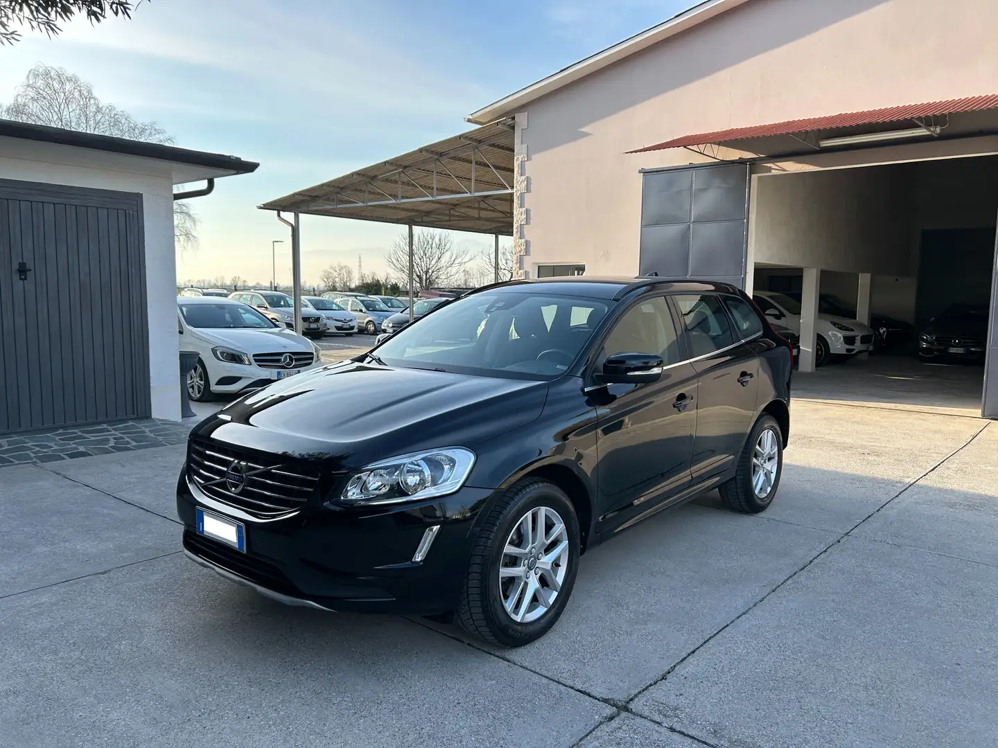 Volvo XC60 2.0 d3 R-design 150cv geartronic my17 IVA Negro - 1
