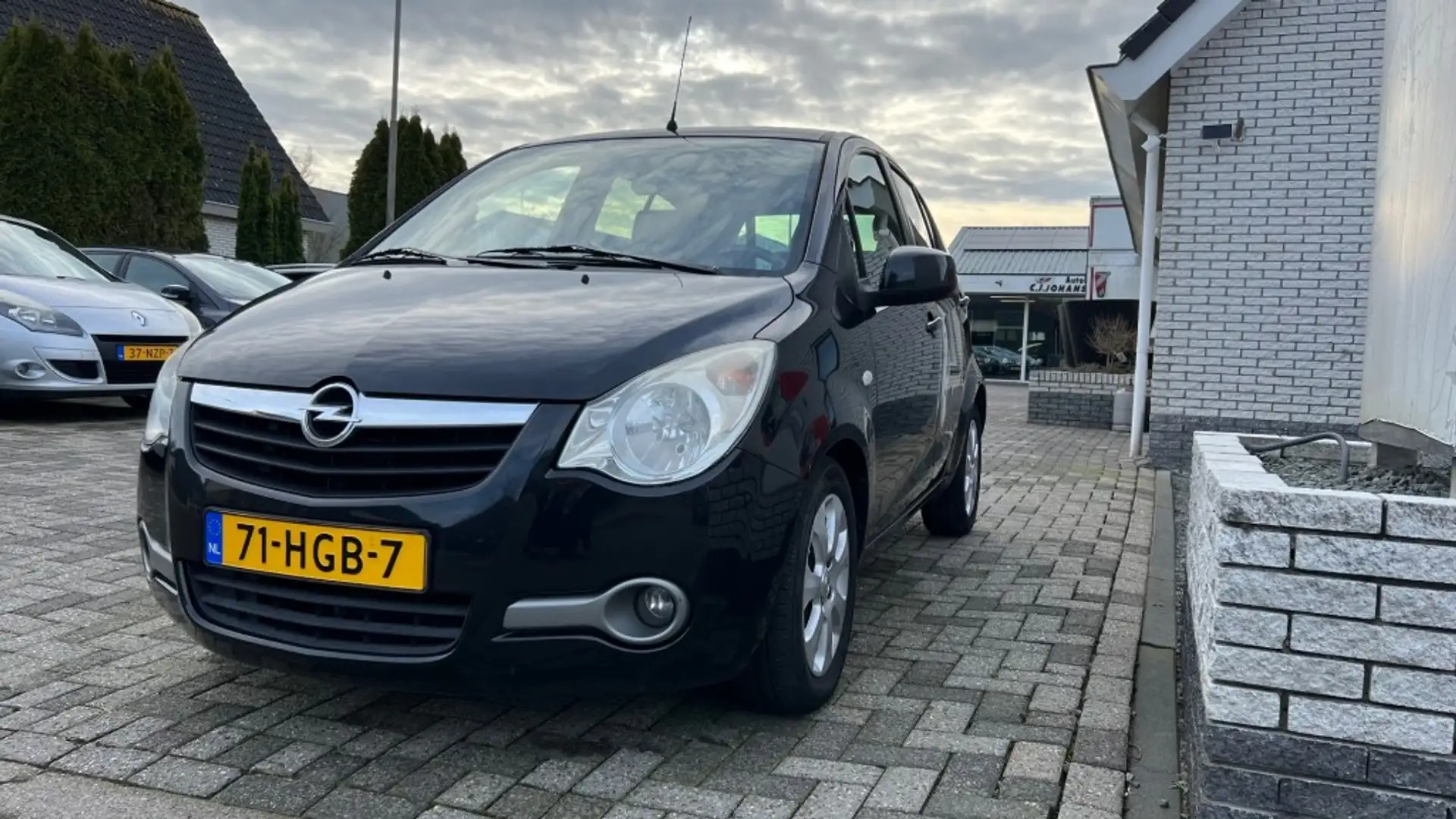 Opel Agila 1.2 Enjoy Zwart - 2