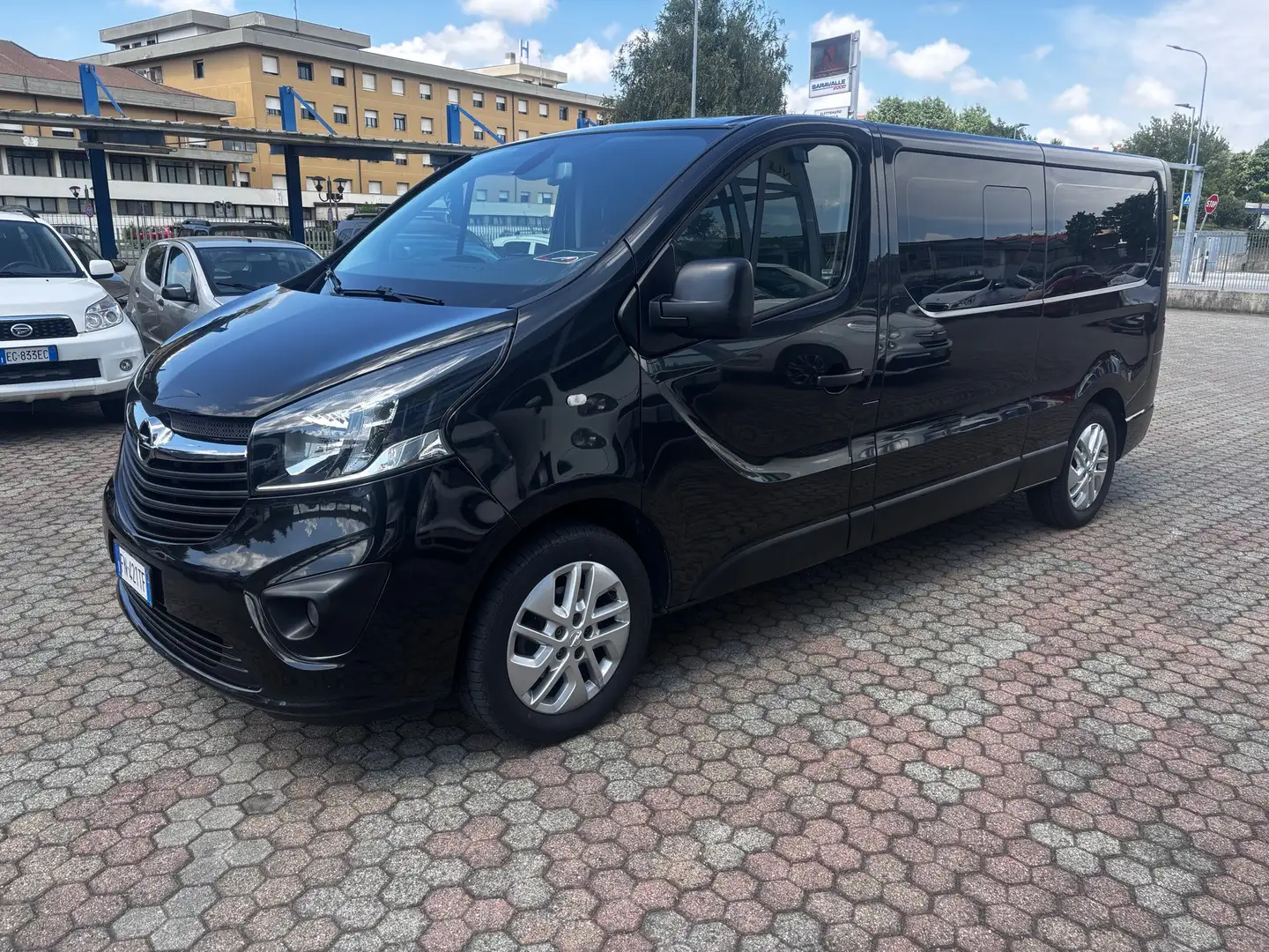 Opel Vivaro 9Posti - 1