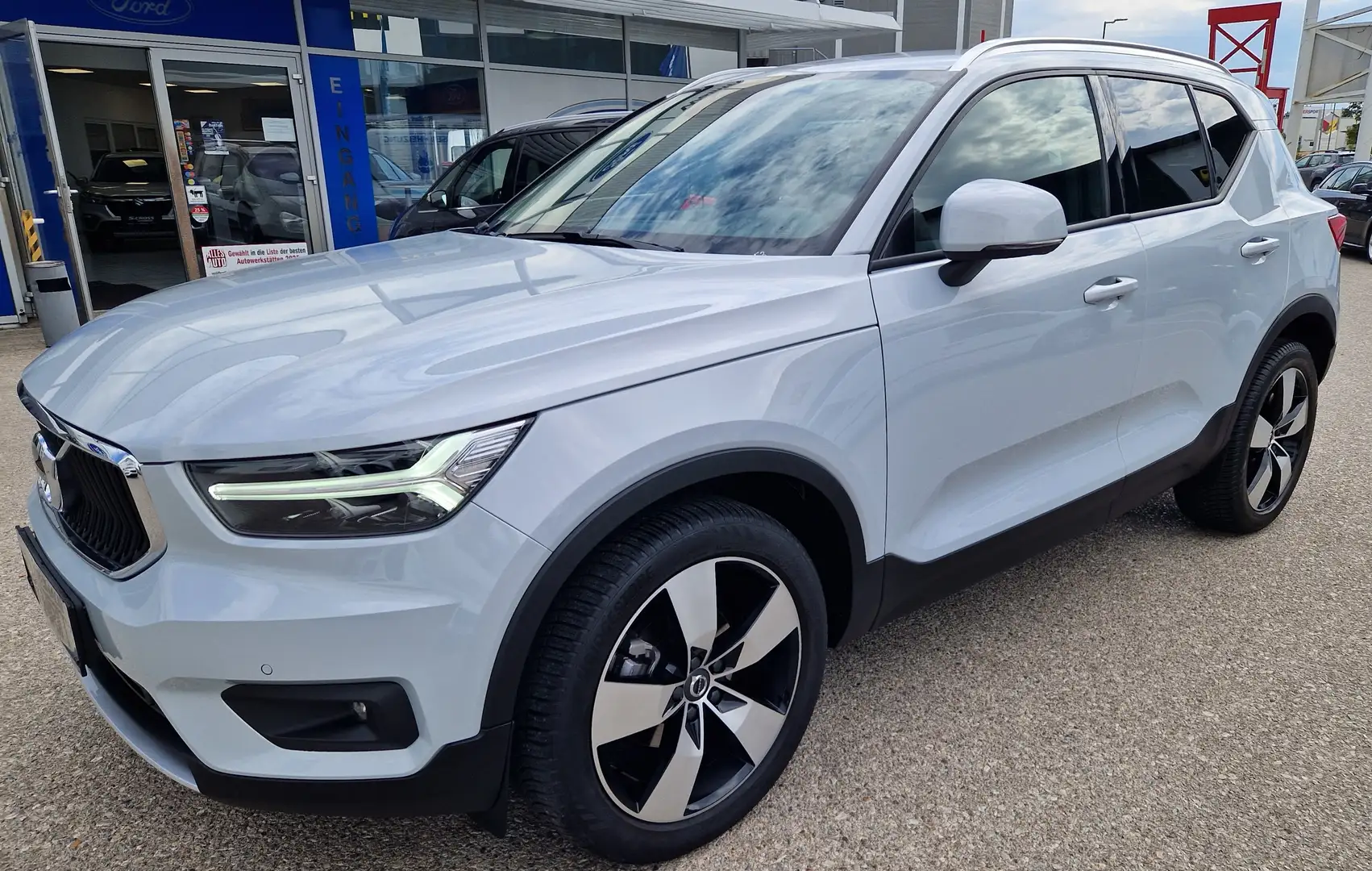 Volvo XC40 Momentum Pro 2WD Grau - 2