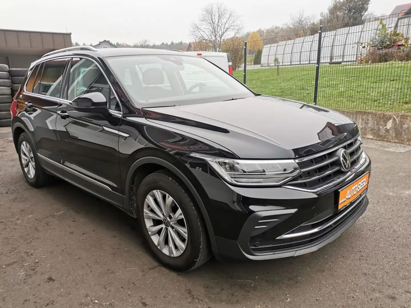 Volkswagen Tiguan Life TSI ACT DSG mit einer Top Ausstattung Schwarz - 2