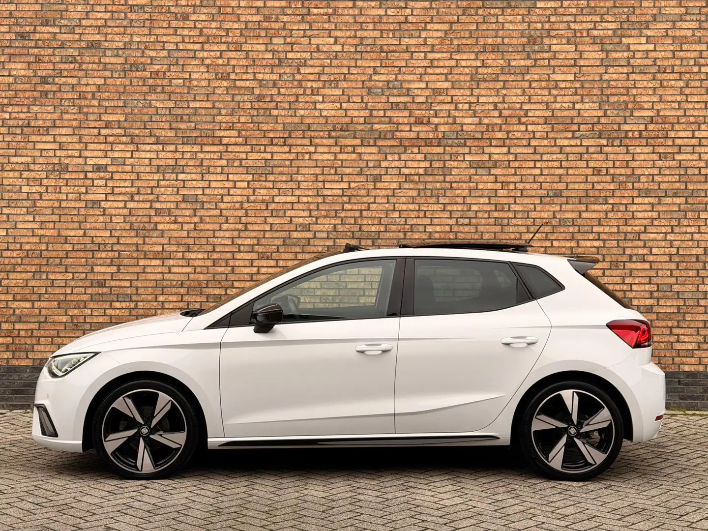 SEAT Ibiza 1.0 TSI FR Carbon Edition Pano Virtual Beats Stoel Wit - 2