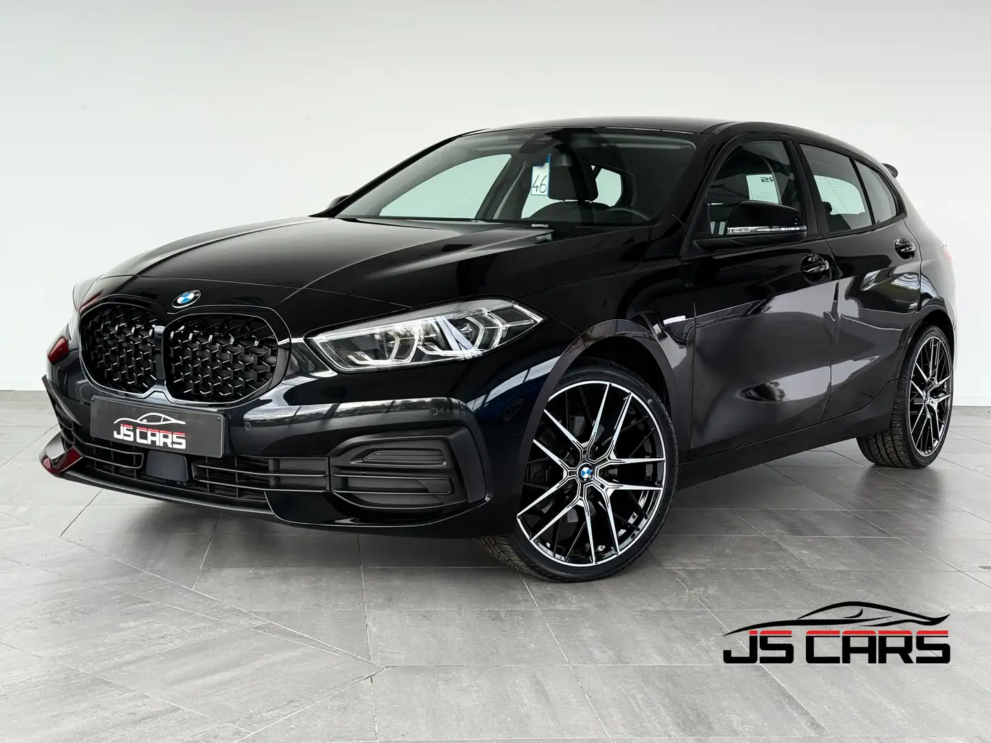 BMW 116 dA SPORT-1ERPRO-COCKPIT-CARPLAY-SHADOWLINE-PDC-TVA Zwart - 1