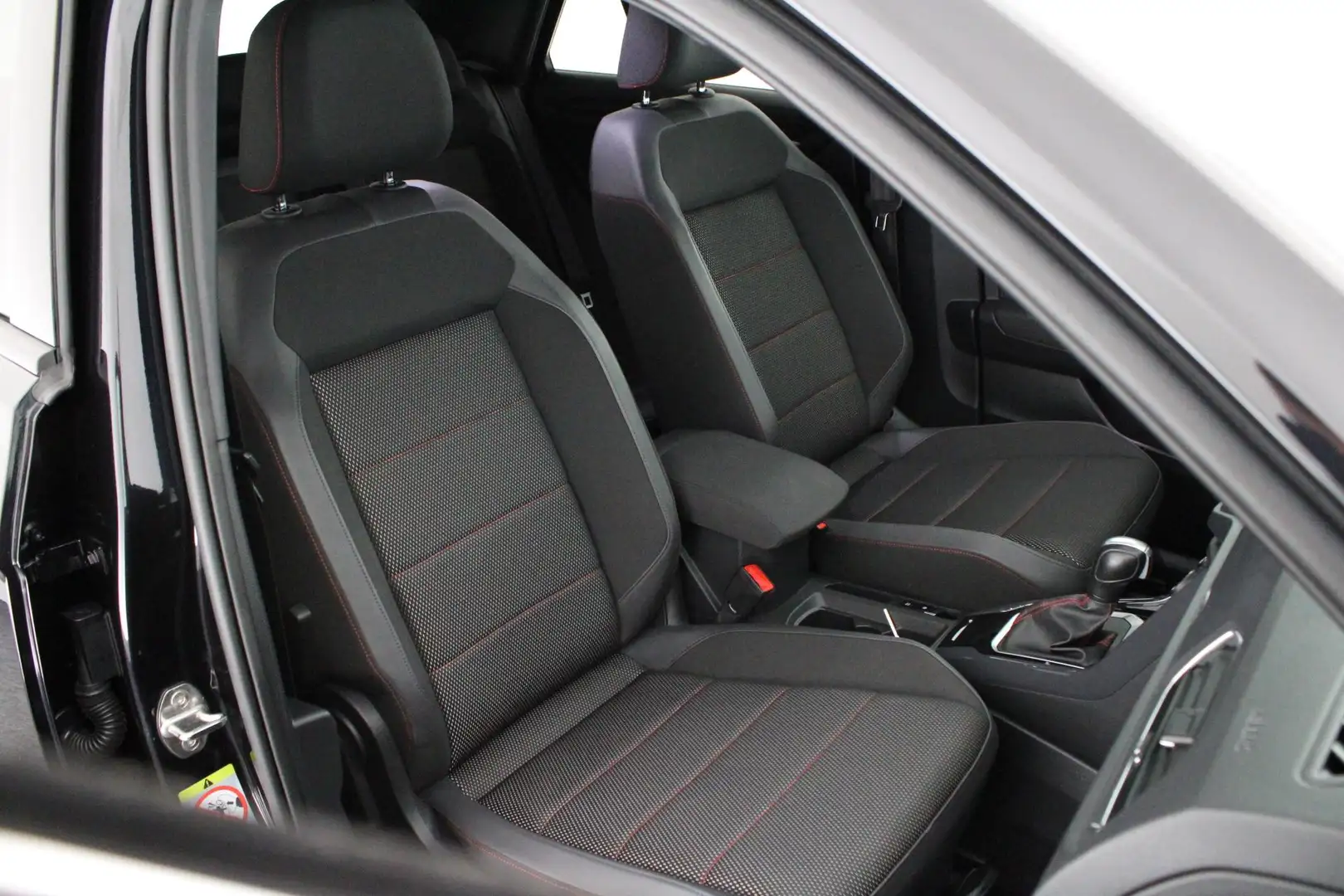 Volkswagen T-Roc 1.5 TSI 150pk DSG R-Line Sport Camera Keyless Virt Zwart - 2