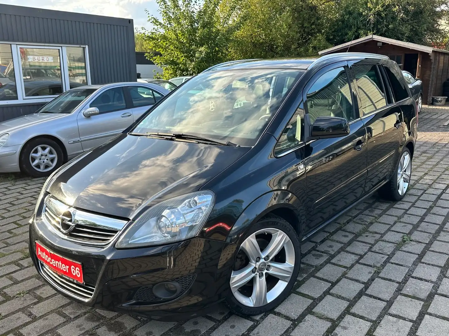 Opel Zafira B Innovation*XENON*LEDER*TÜV NEU*7-SITZER Schwarz - 1