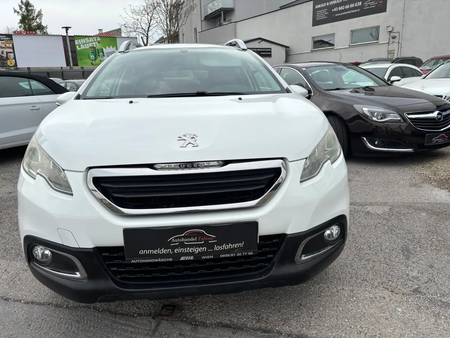 Peugeot 2008 1,2 VTi Active 82PS Tempomat sparsamer Benziner Weiß - 2