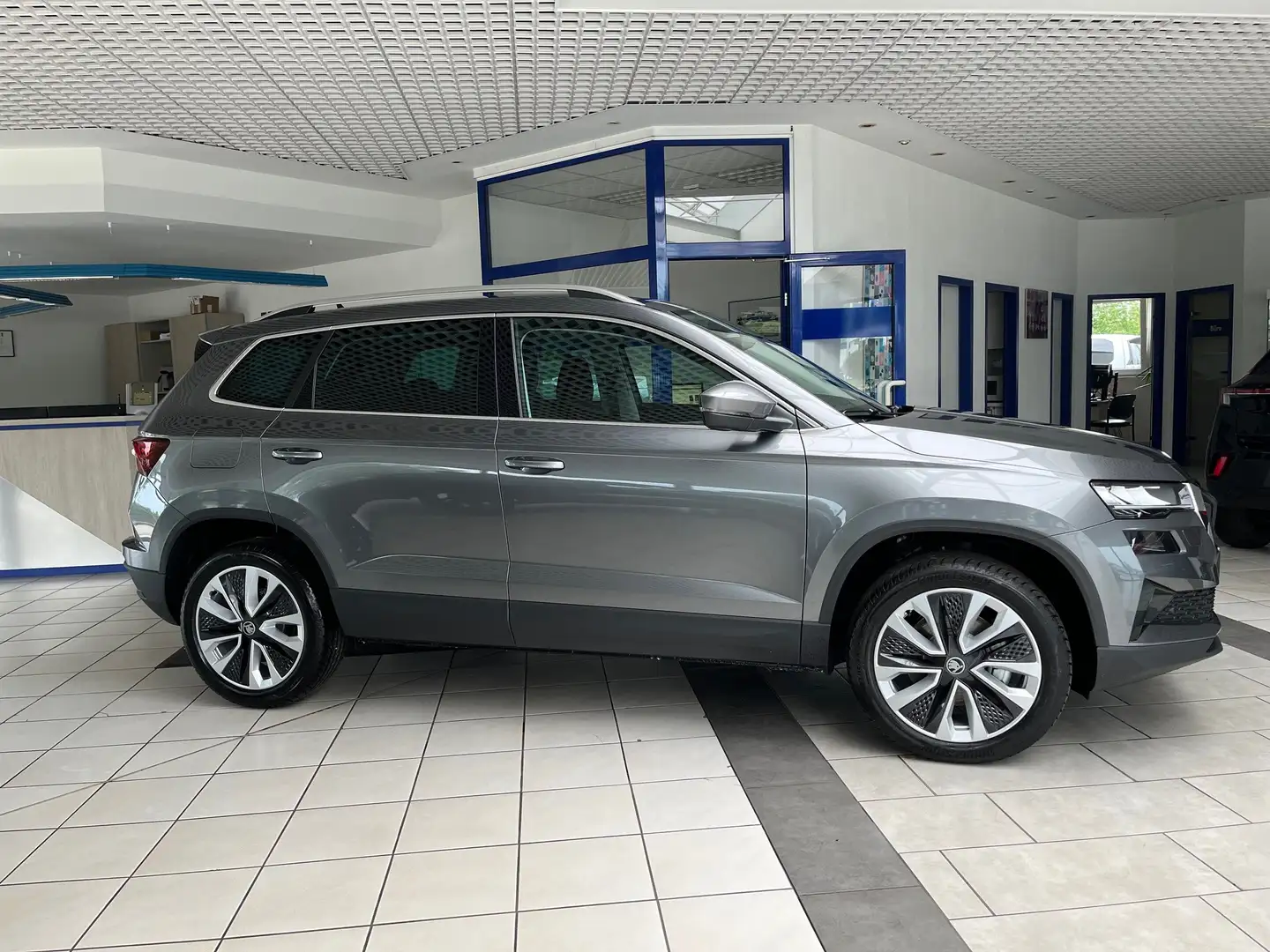 Skoda Karoq 1.5 TSI DSG+AHK+RFK+ACC+Navi+el.Heckkl.++ Grigio - 1