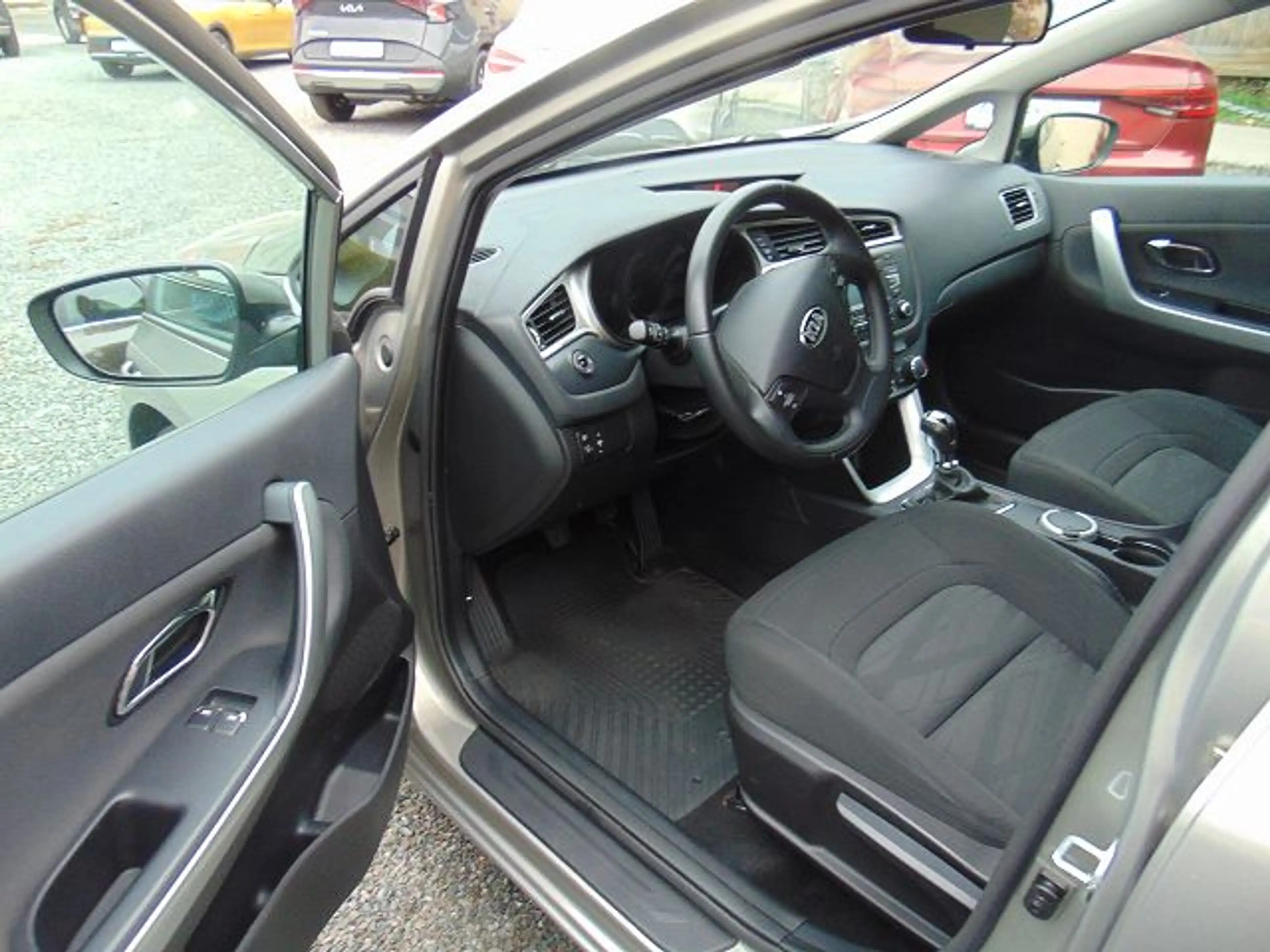 Kia Ceed / cee'd Attract — photo 5