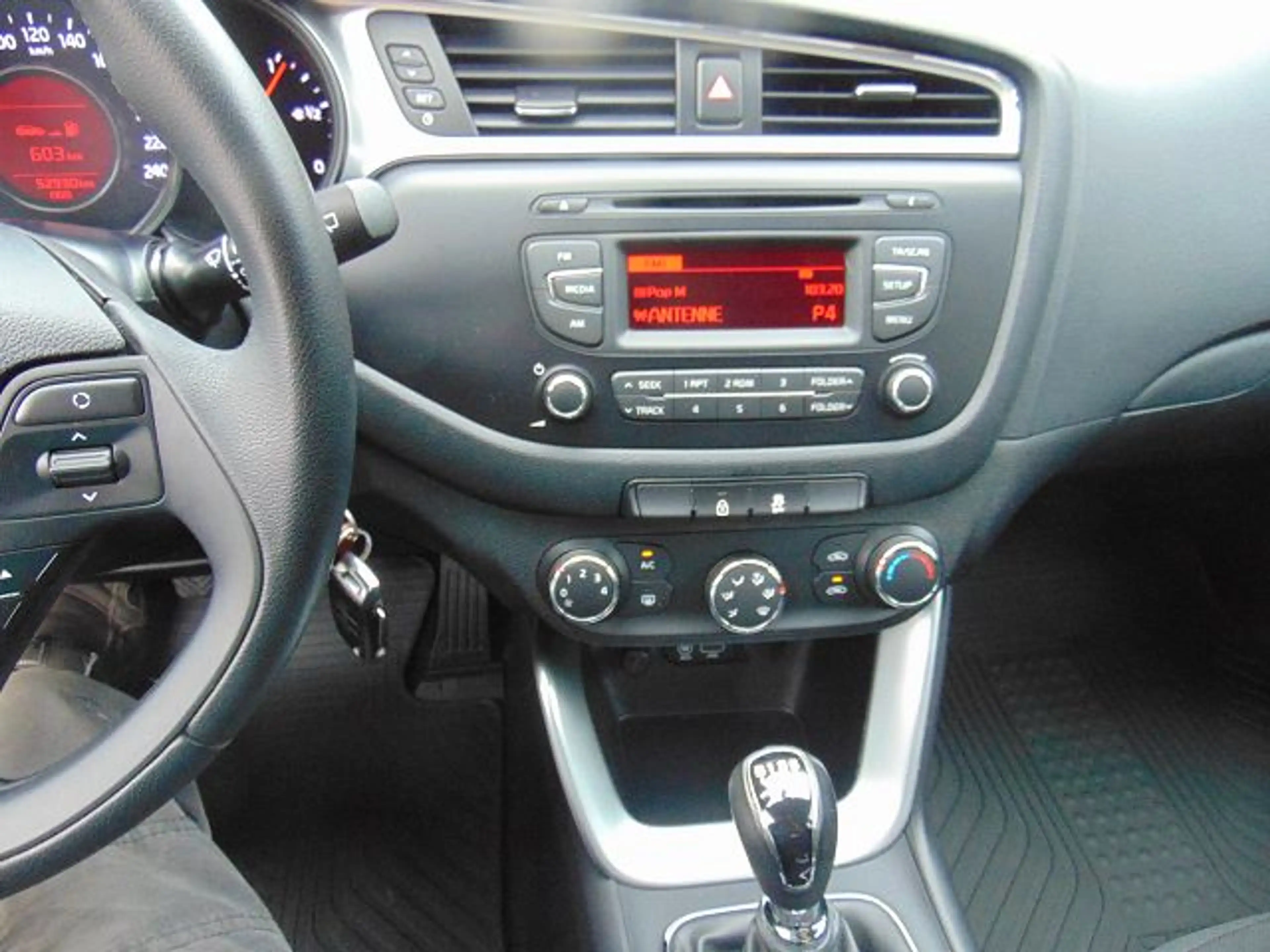 Kia Ceed / cee'd Attract — photo 8