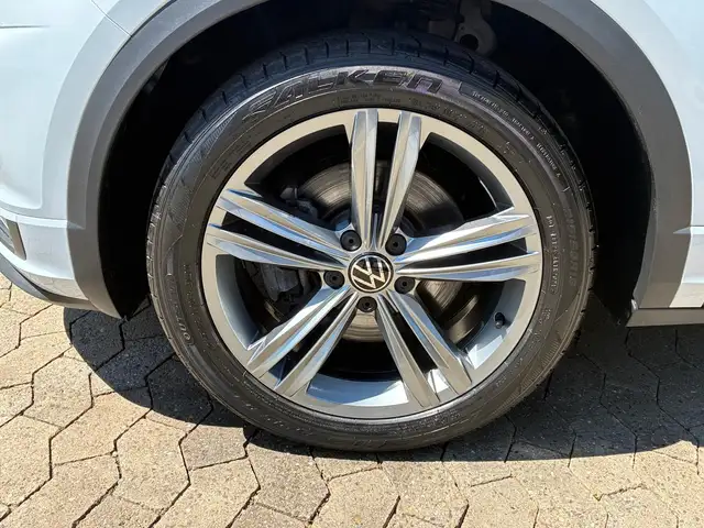 Volkswagen T-Roc view 3