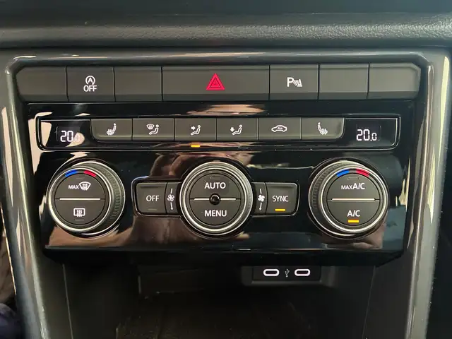 Volkswagen T-Roc view 11