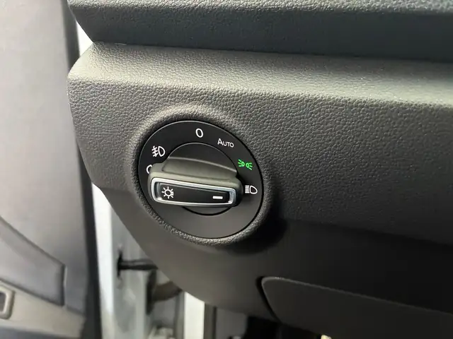 Volkswagen T-Roc view 9