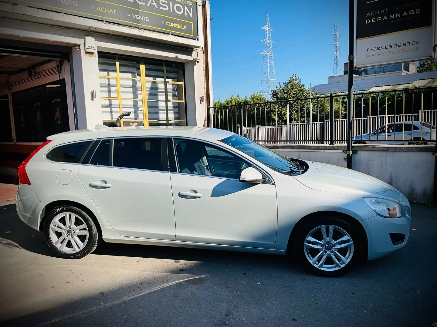 Volvo V60 1.6 D DRIVe Momentum !!! OFFRE DU MOIS !!! Beige - 2