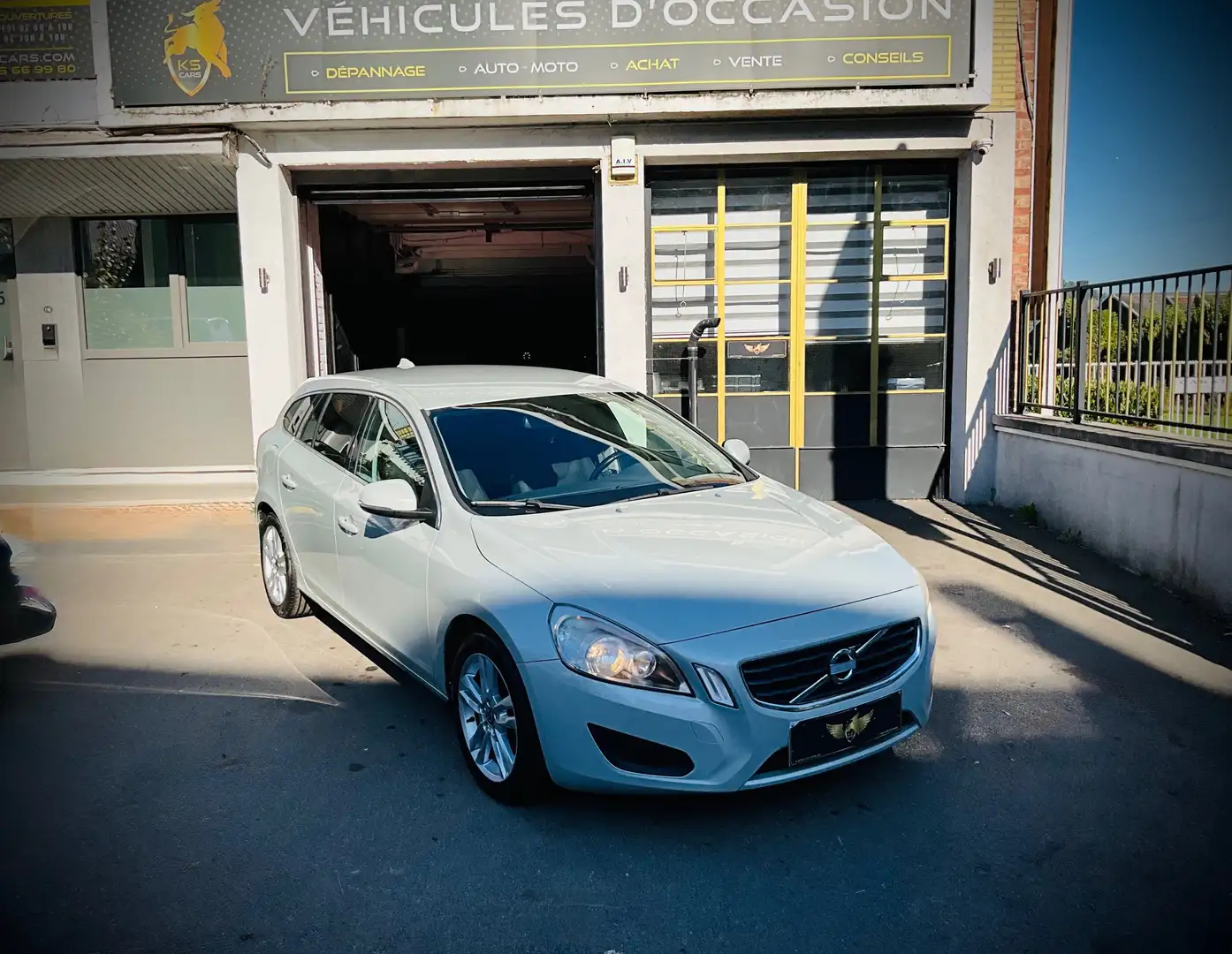Volvo V60 1.6 D DRIVe Momentum !!! OFFRE DU MOIS !!! Beige - 1
