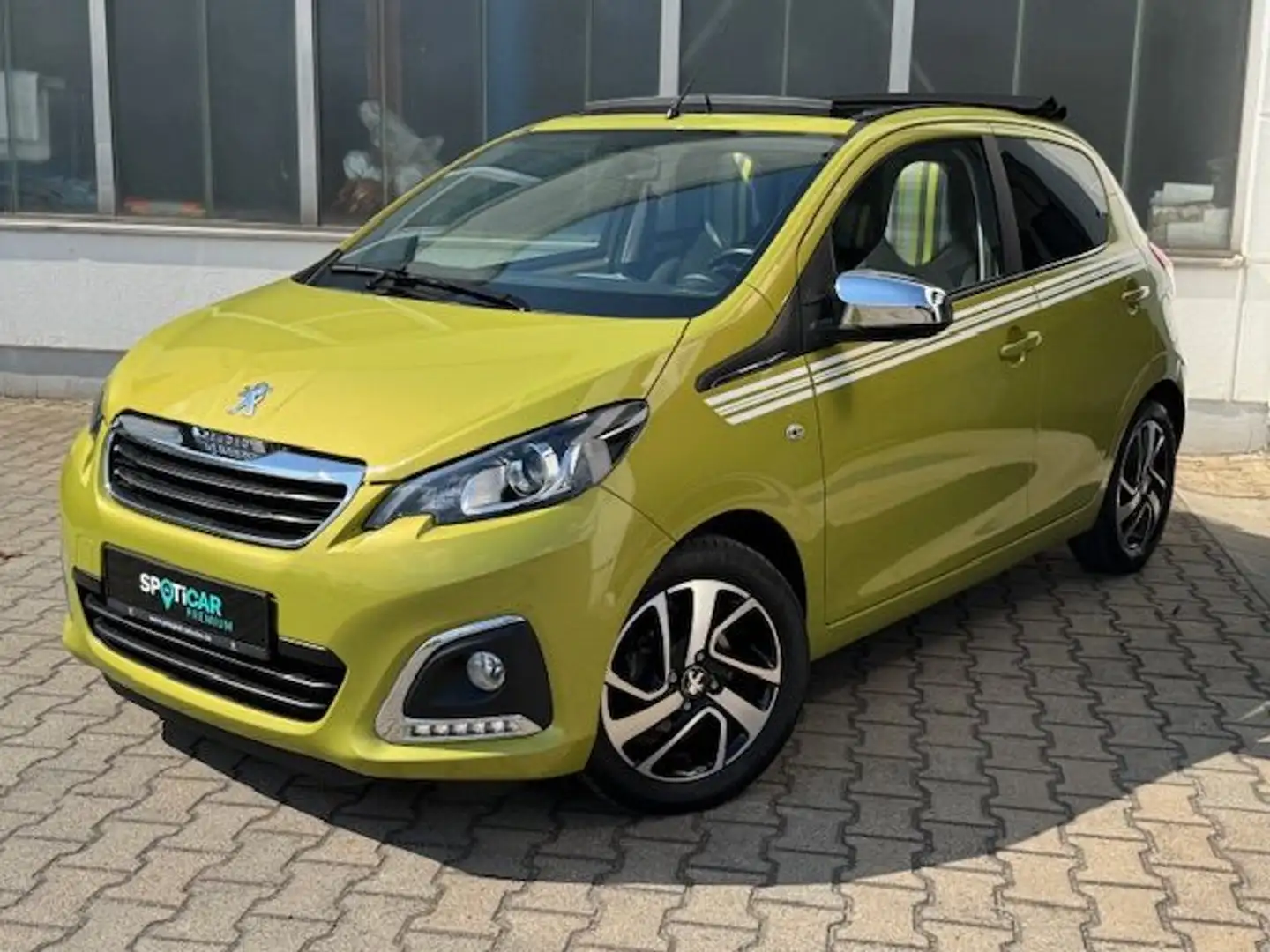 Peugeot 108 VTI 72 Stop&Start Top! Collection Grün - 1