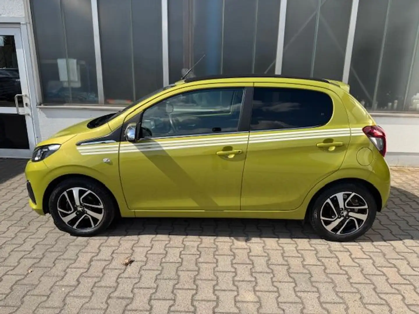Peugeot 108 VTI 72 Stop&Start Top! Collection Grün - 2