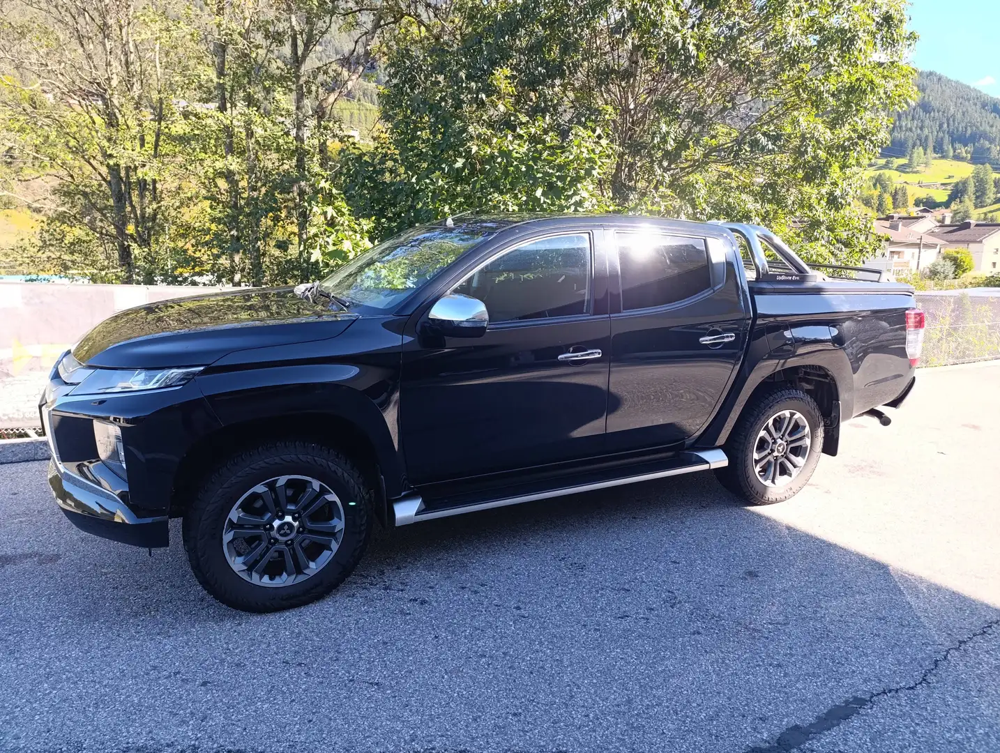 Mitsubishi L200 L 200 2,2 DI-D HP 4WD Doppelkabine Intense Aut. Intense Schwarz - 1