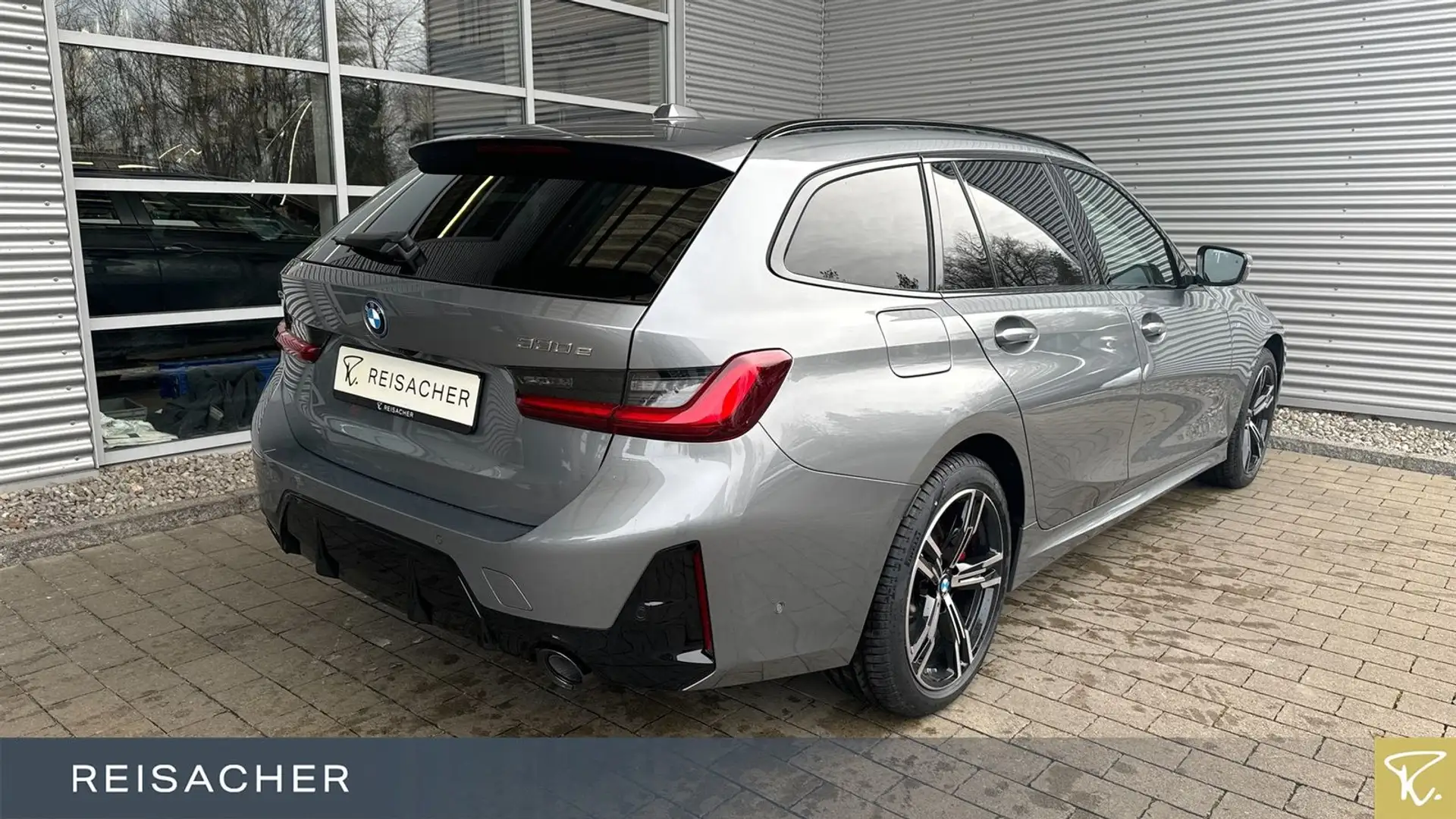 BMW 330 e A xDrive Tou M-Sport,M-Sport PRO,AHK,DAProf Grau - 2