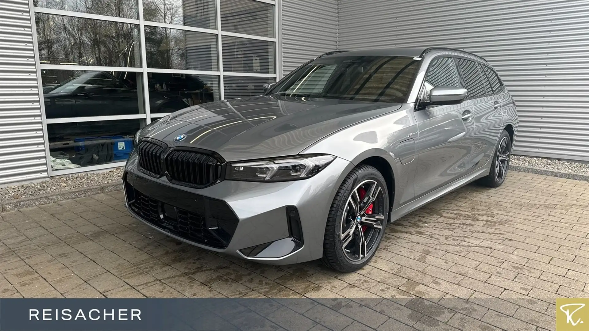 BMW 330 e A xDrive Tou M-Sport,M-Sport PRO,AHK,DAProf Grau - 1