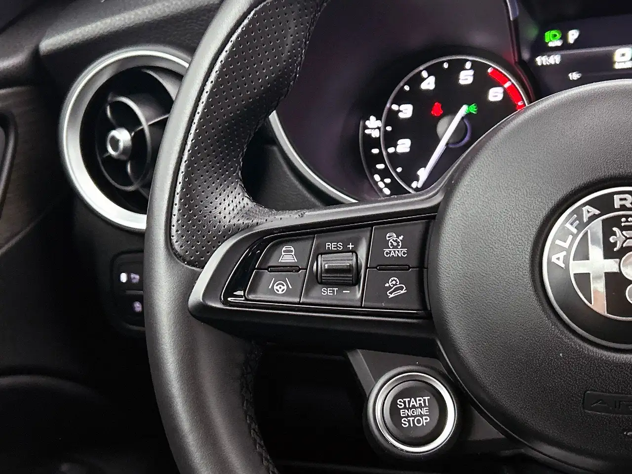 Alfa Romeo Stelvio 2022 — фото 18