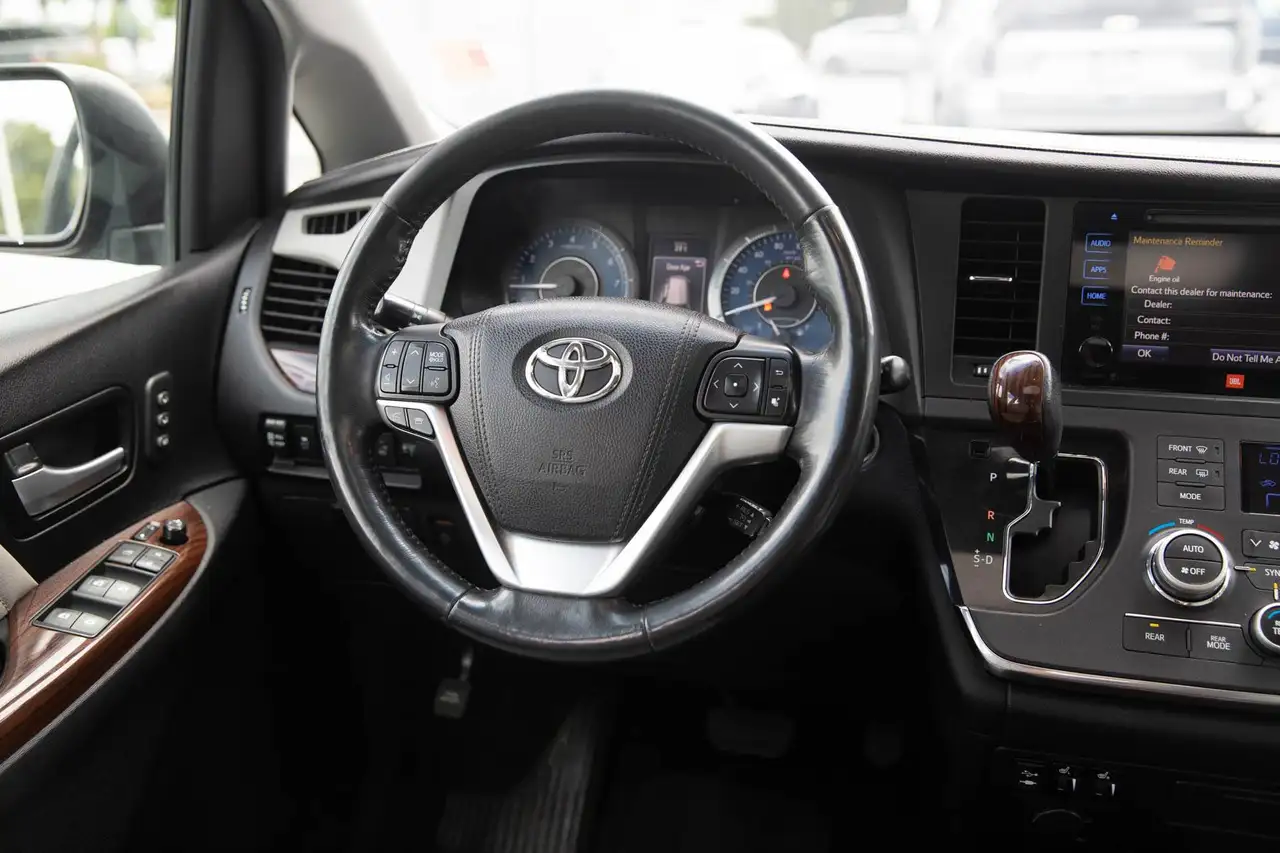 Toyota Sienna photo Toyota Sienna