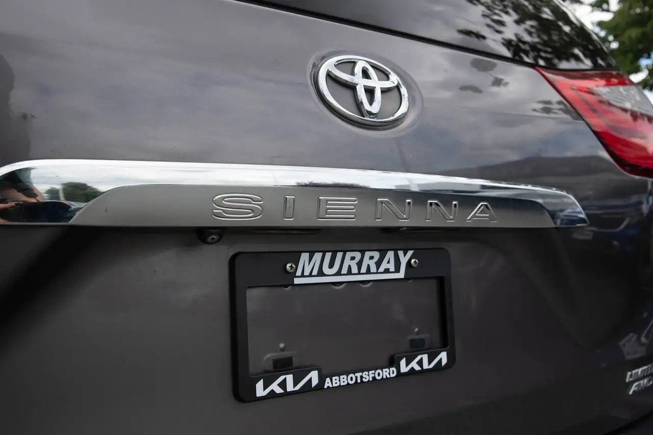 Toyota Sienna photo Toyota Sienna