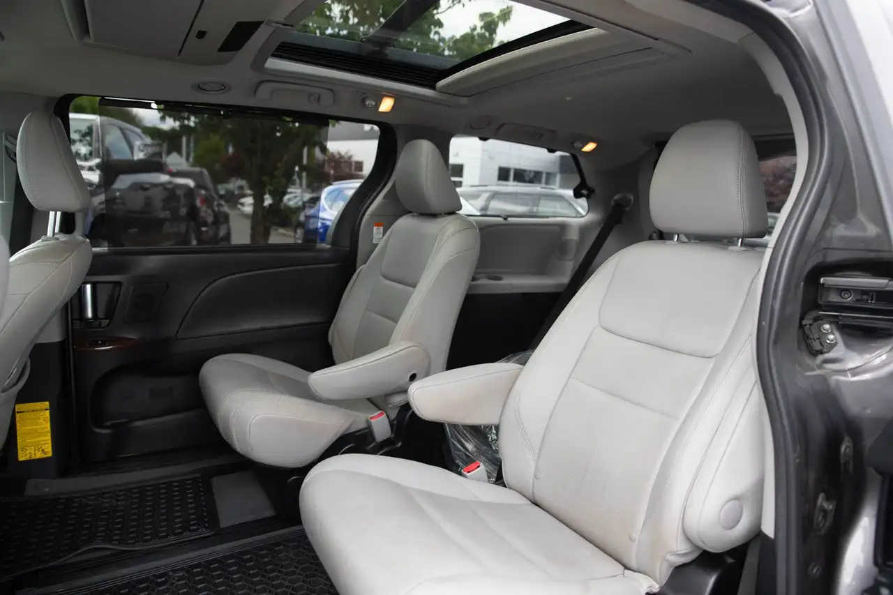 Toyota Sienna photo Toyota Sienna
