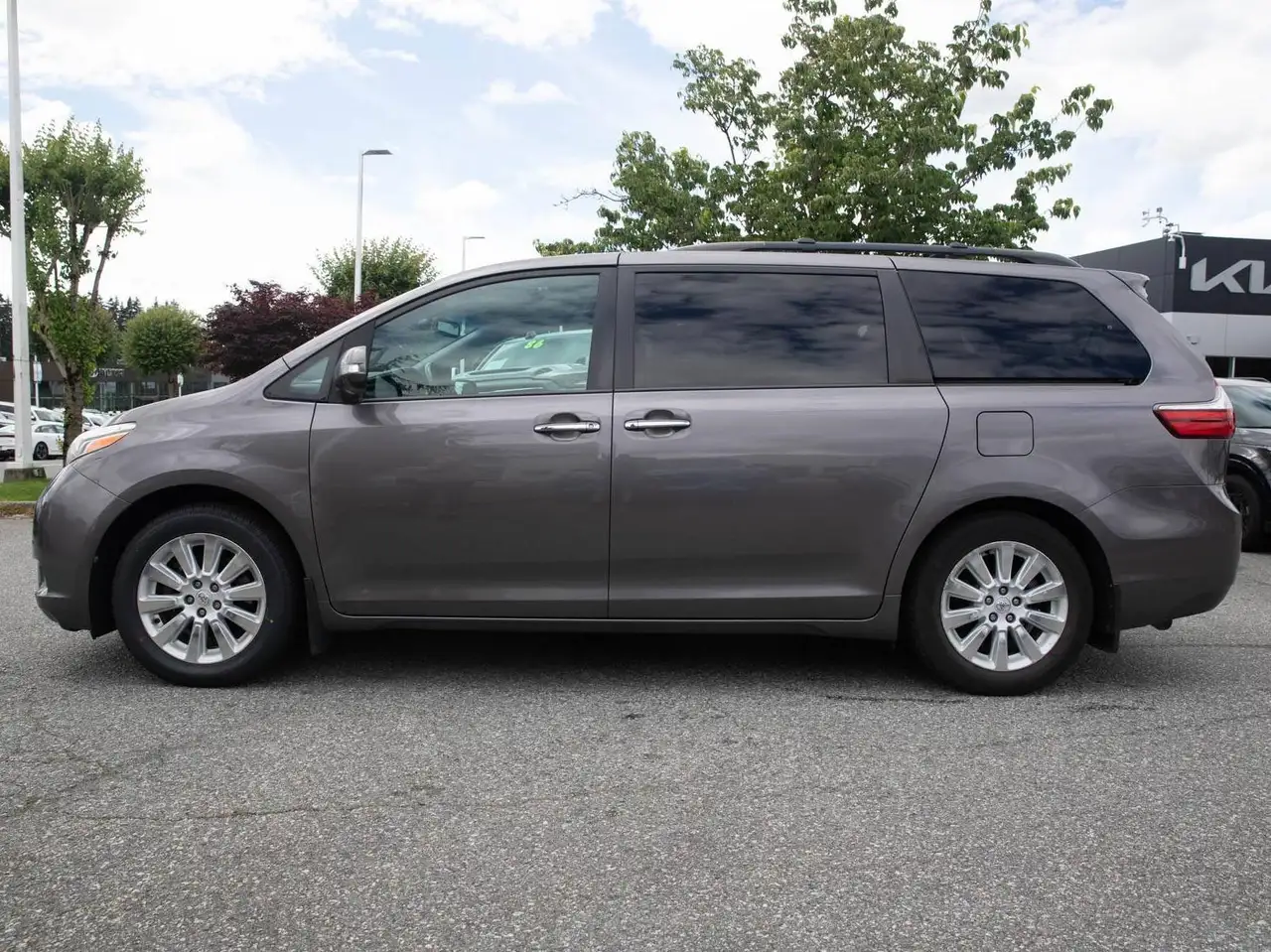 Toyota Sienna photo Toyota Sienna