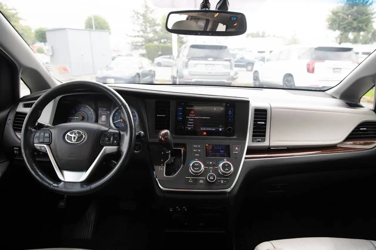 Toyota Sienna photo Toyota Sienna