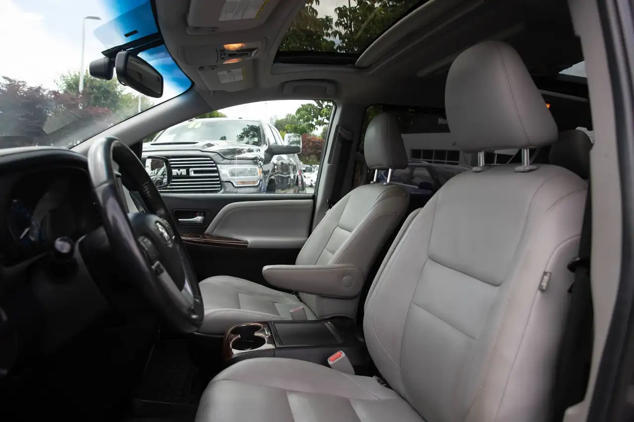 Toyota Sienna photo Toyota Sienna