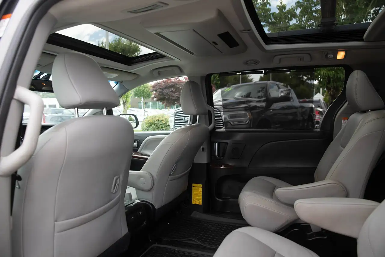 Toyota Sienna photo Toyota Sienna