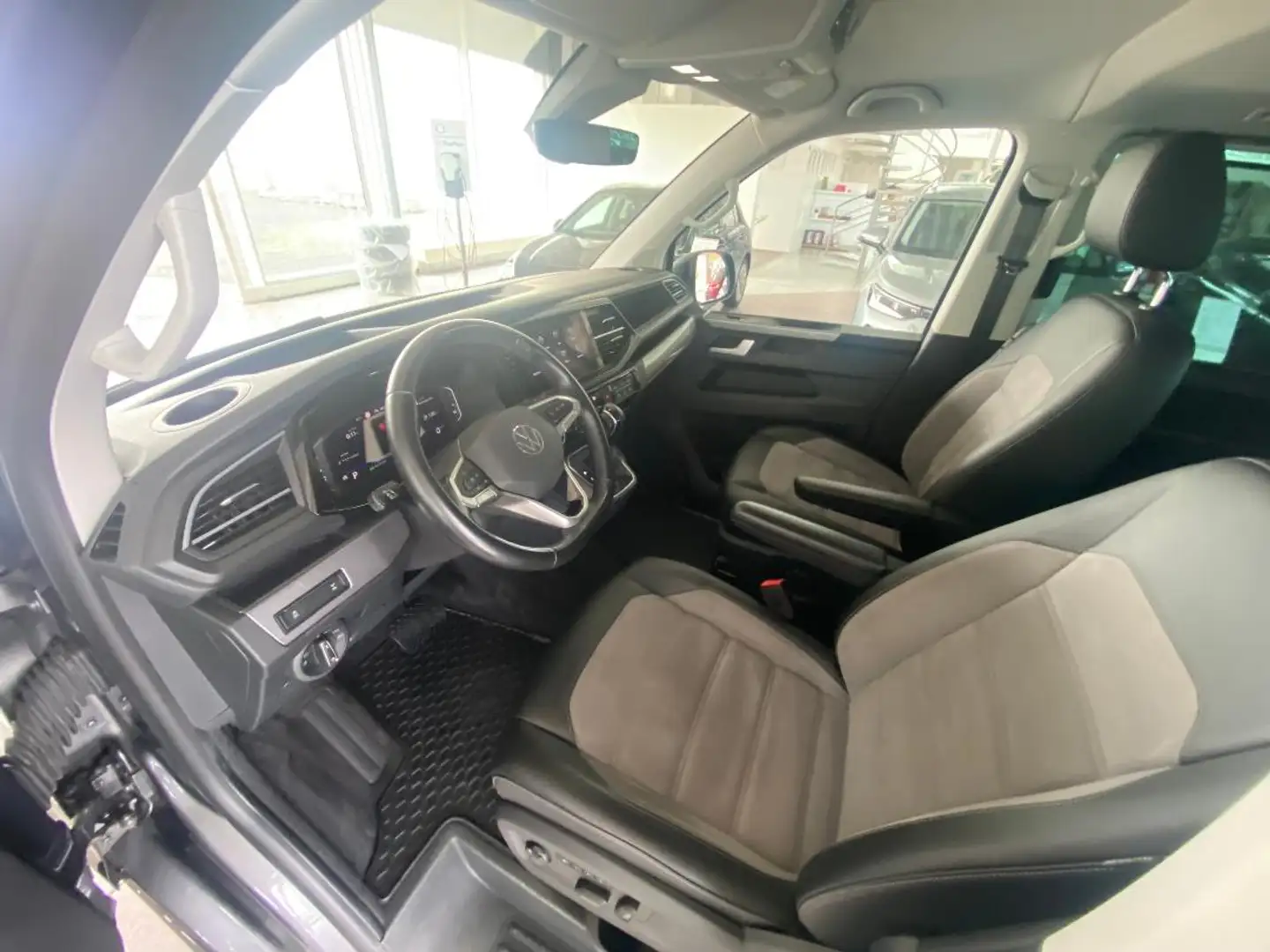 Volkswagen T6.1 Multivan Comfortline Generation SIX 2.0l TDI 4Motion 7-Gang-DSG Grau - 2