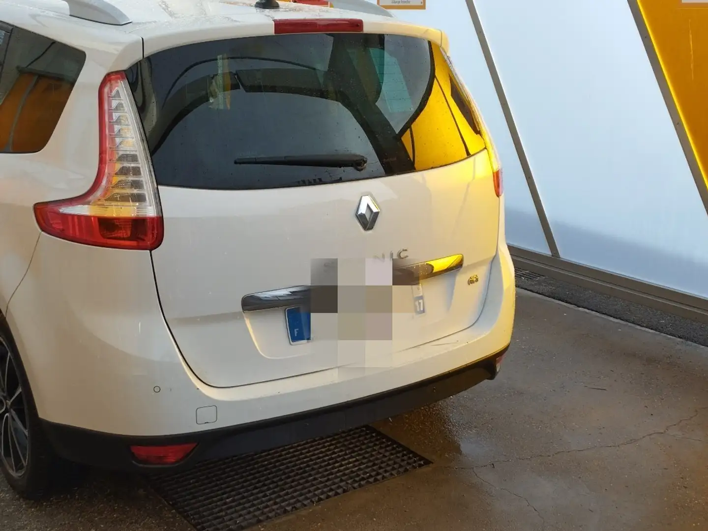 Renault Grand Scenic Scénic III dCi 110 FAP eco2 Bose EDC 5 pl Blanc - 2