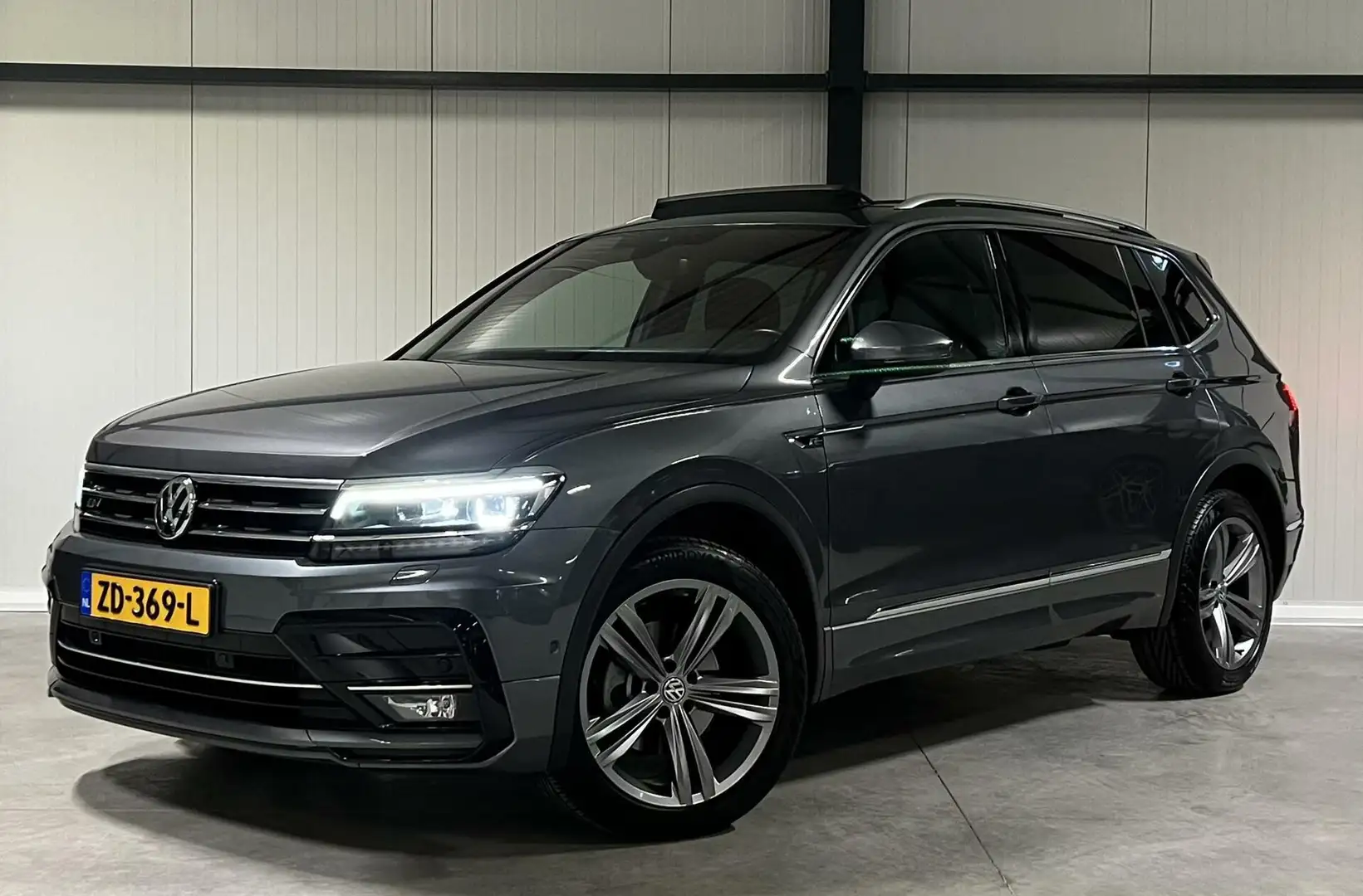 Volkswagen Tiguan Allspace Volkswagen Tiguan 1.5 TSI R-line Pano Virtual Trek Grijs - 1