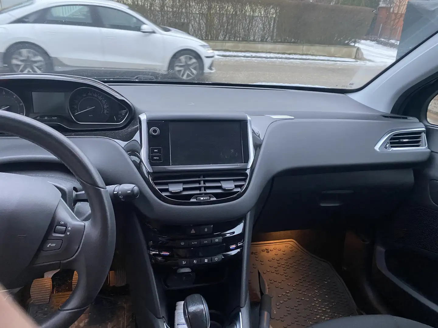 Peugeot 208 208 Allure 1,6 e-HDI 92 FAP Allure Schwarz - 2