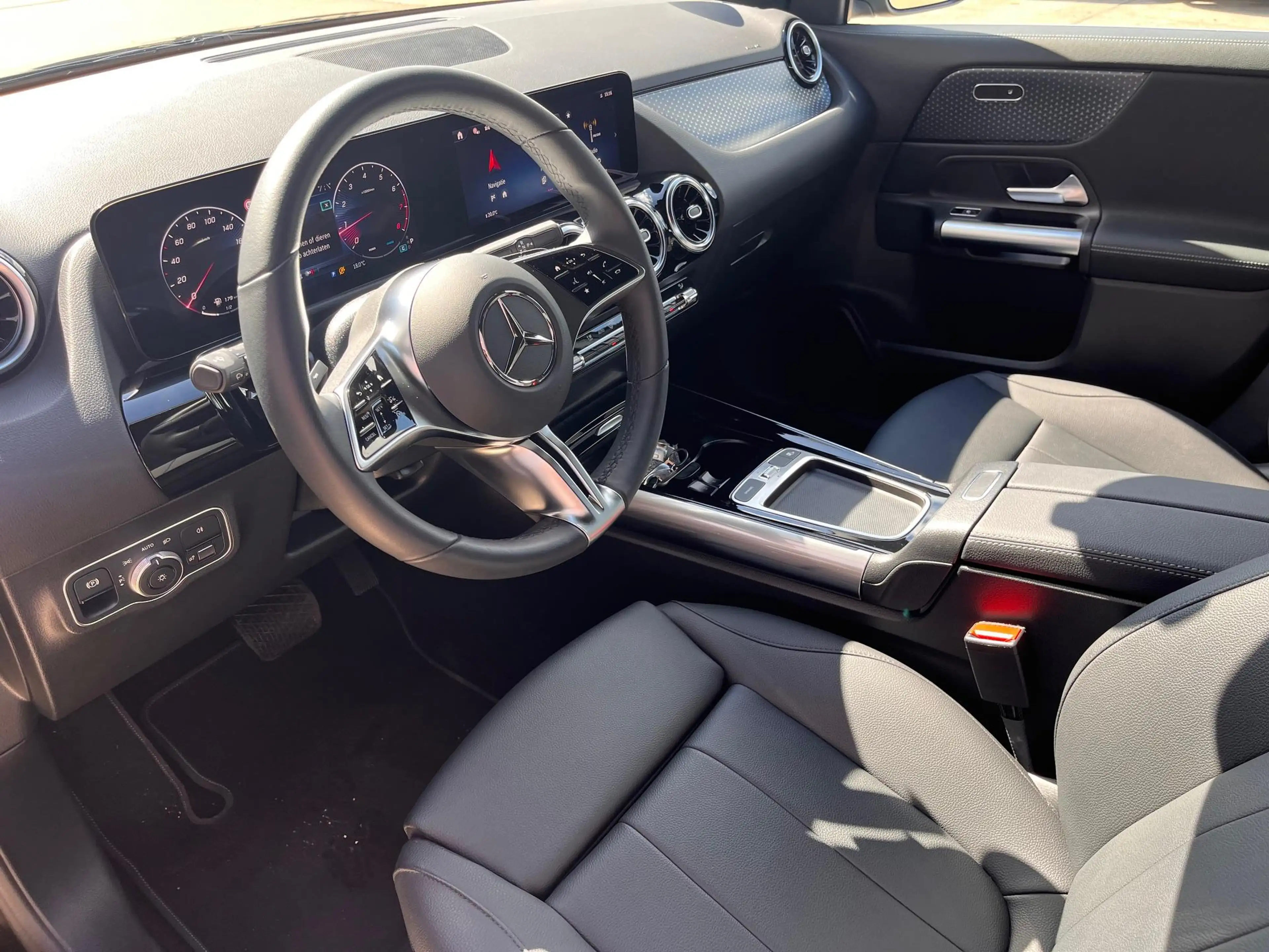 Mercedes-Benz GLA 180 Essential Line + trekhaak — photo 8
