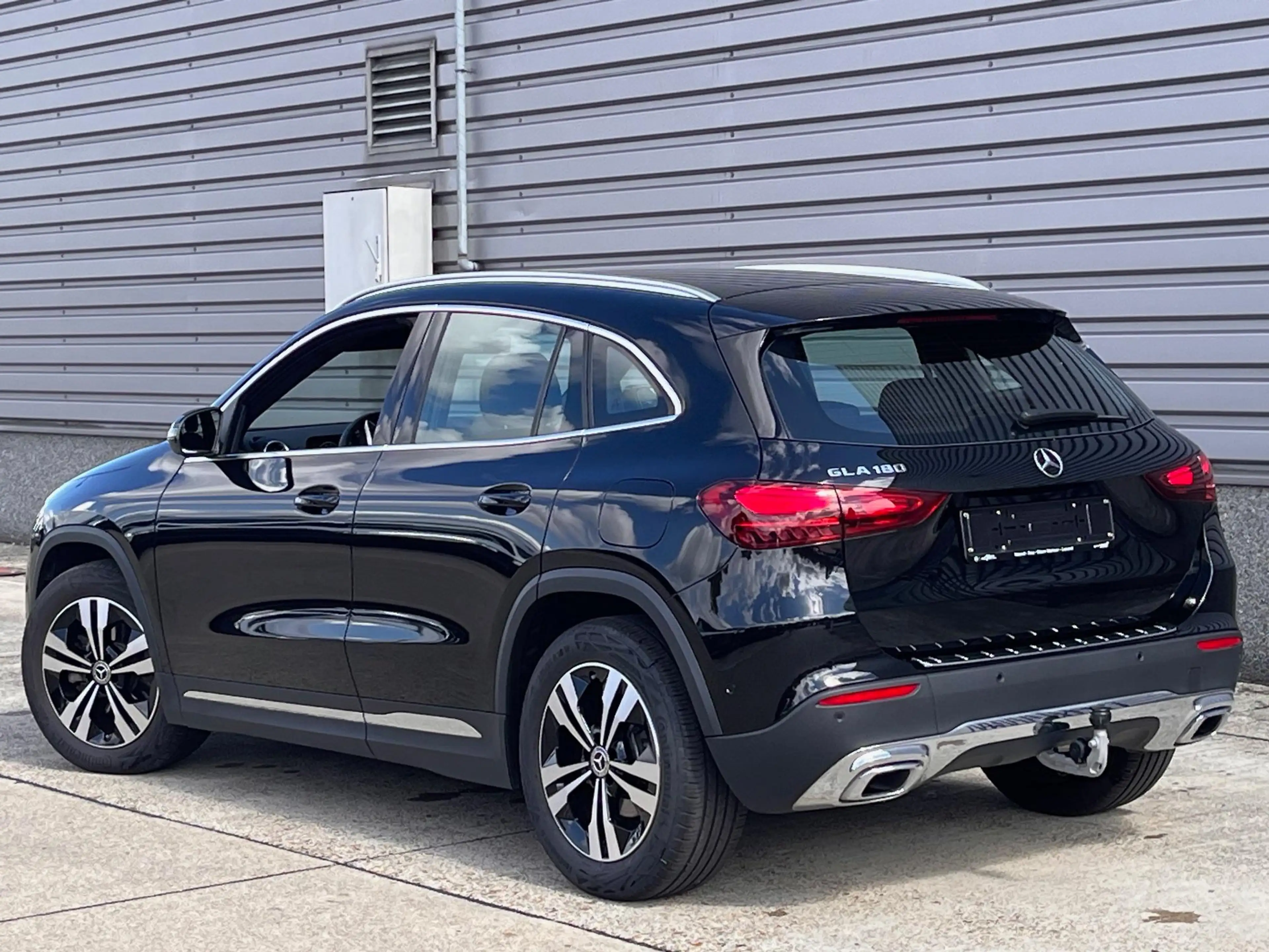 Mercedes-Benz GLA 180 Essential Line + trekhaak — photo 2