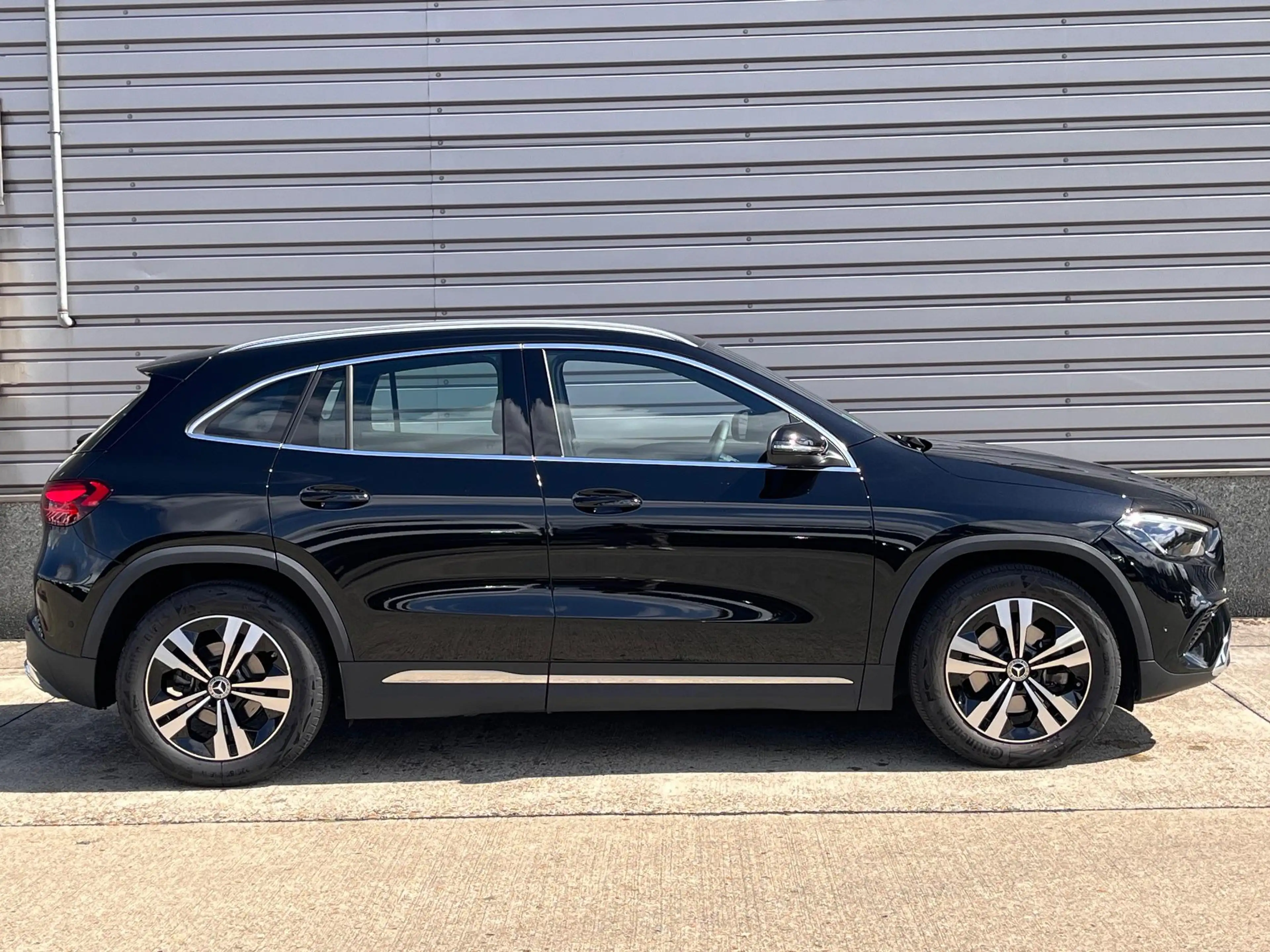 Mercedes-Benz GLA 180 Essential Line + trekhaak — photo 3