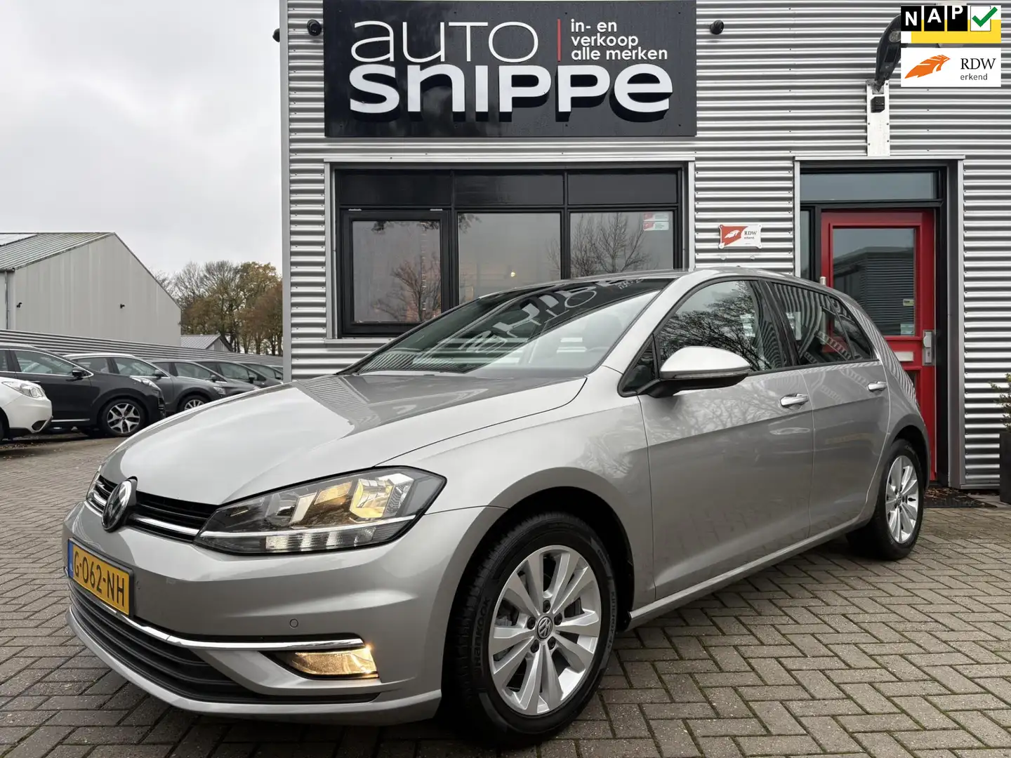 Volkswagen Golf 1.0 TSI Comfortline -5DRS.-CLIMA-ADAPTIVE CRUISE-A Grau - 1
