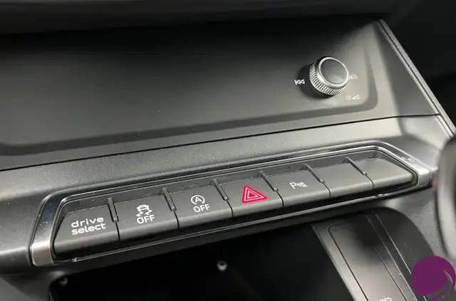 Audi Q3 view 14