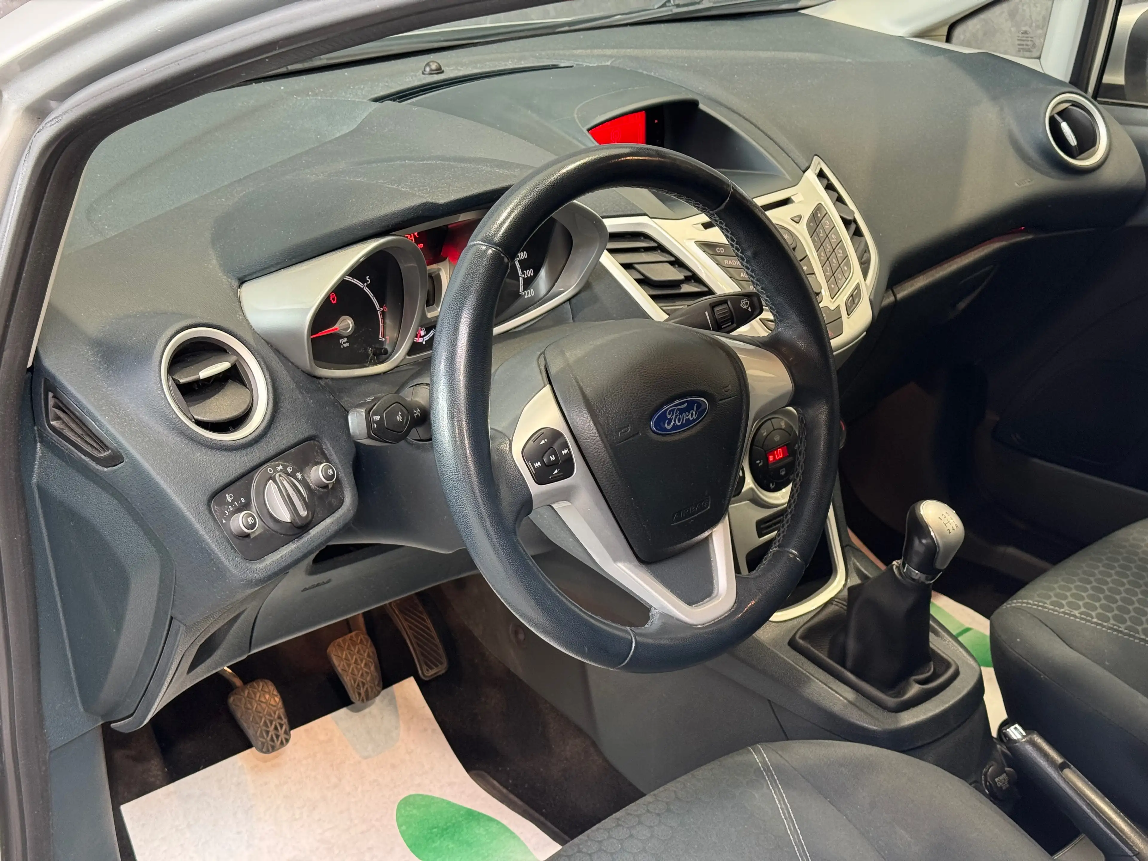 Ford Fiesta 1.25i* TITANIUM * 1ER MAIN * CARNET * JANTES * AIRCO — photo 10