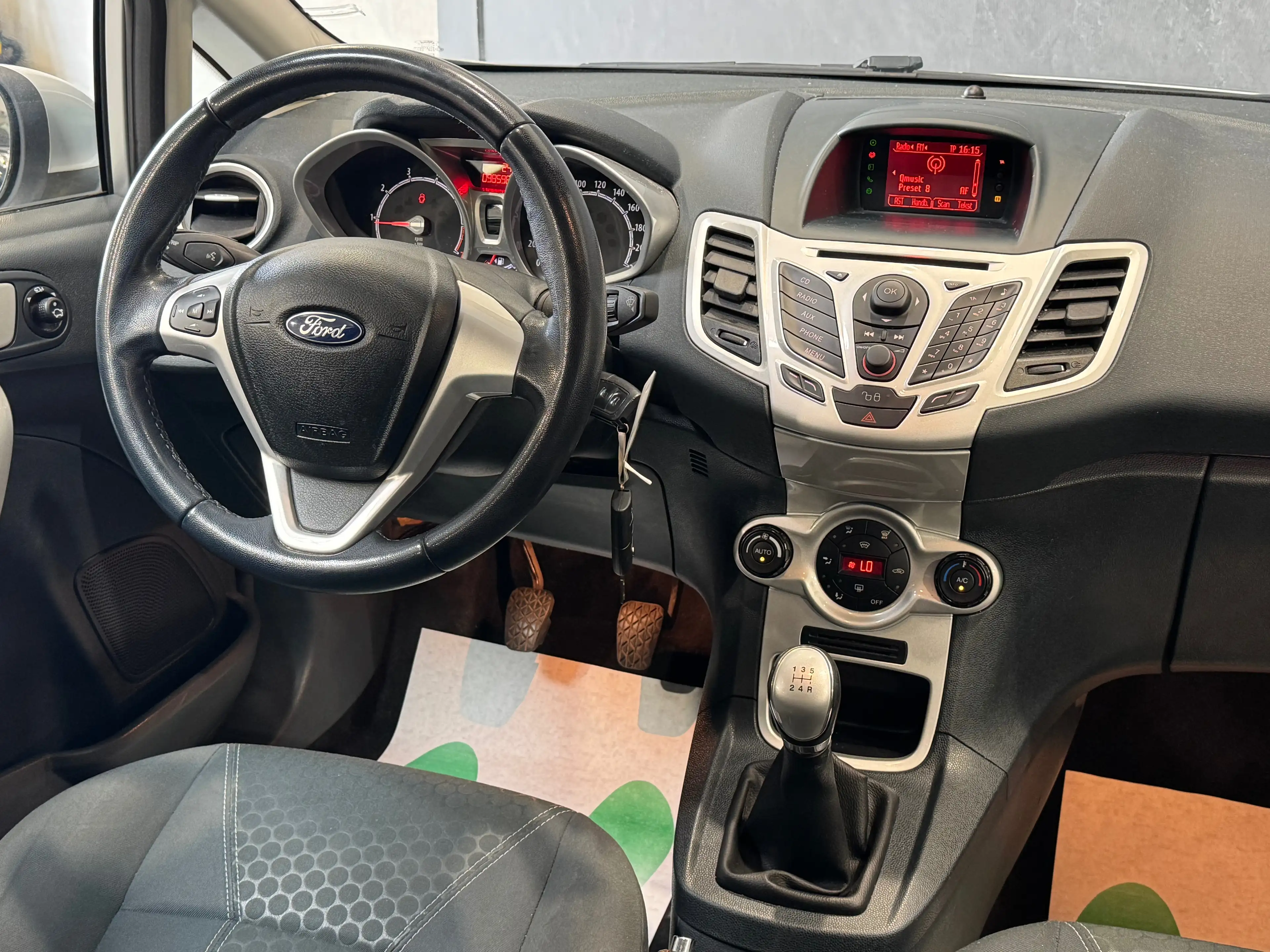 Ford Fiesta 1.25i* TITANIUM * 1ER MAIN * CARNET * JANTES * AIRCO — photo 15