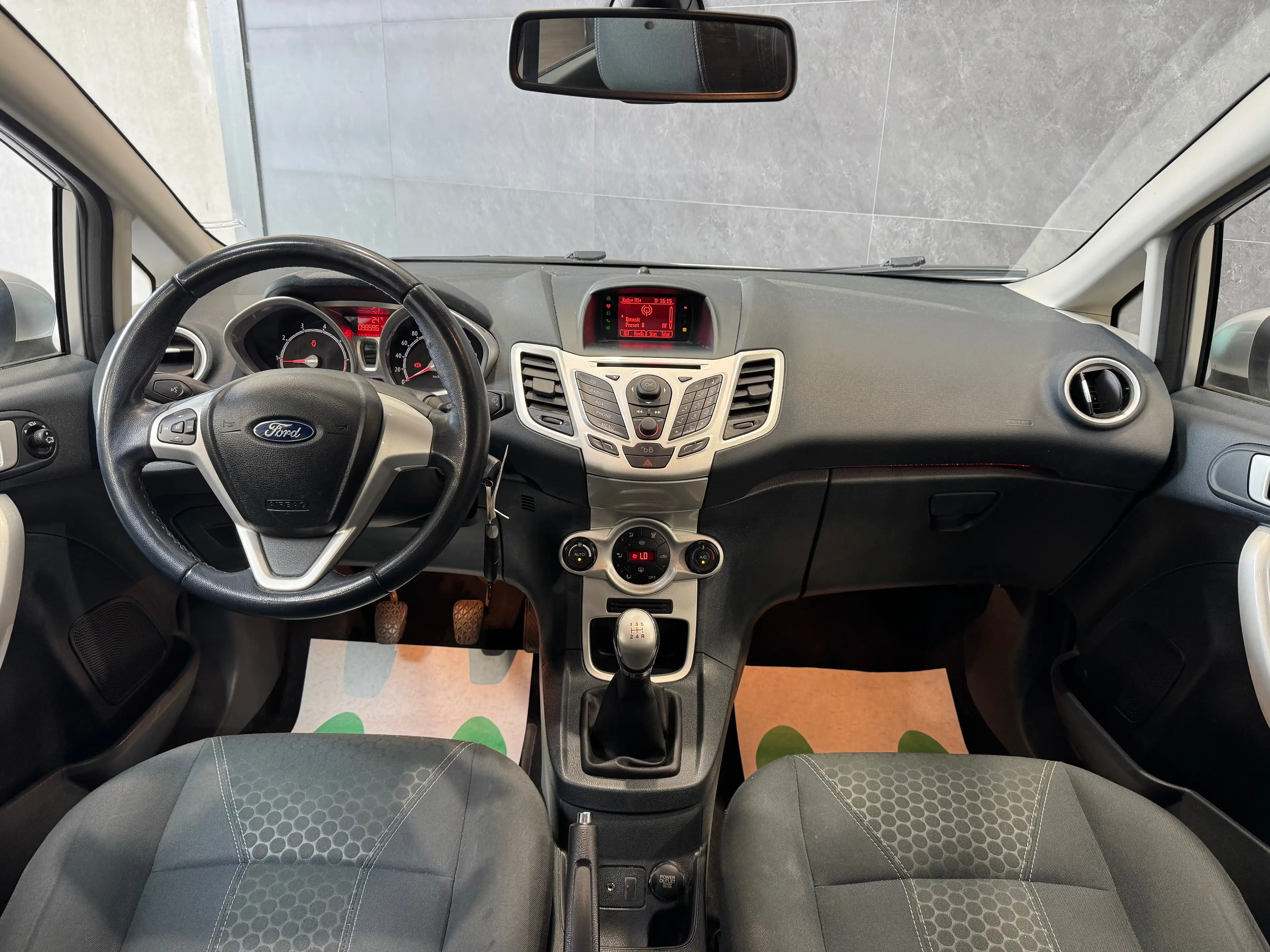 Ford Fiesta 1.25i* TITANIUM * 1ER MAIN * CARNET * JANTES * AIRCO — photo 14