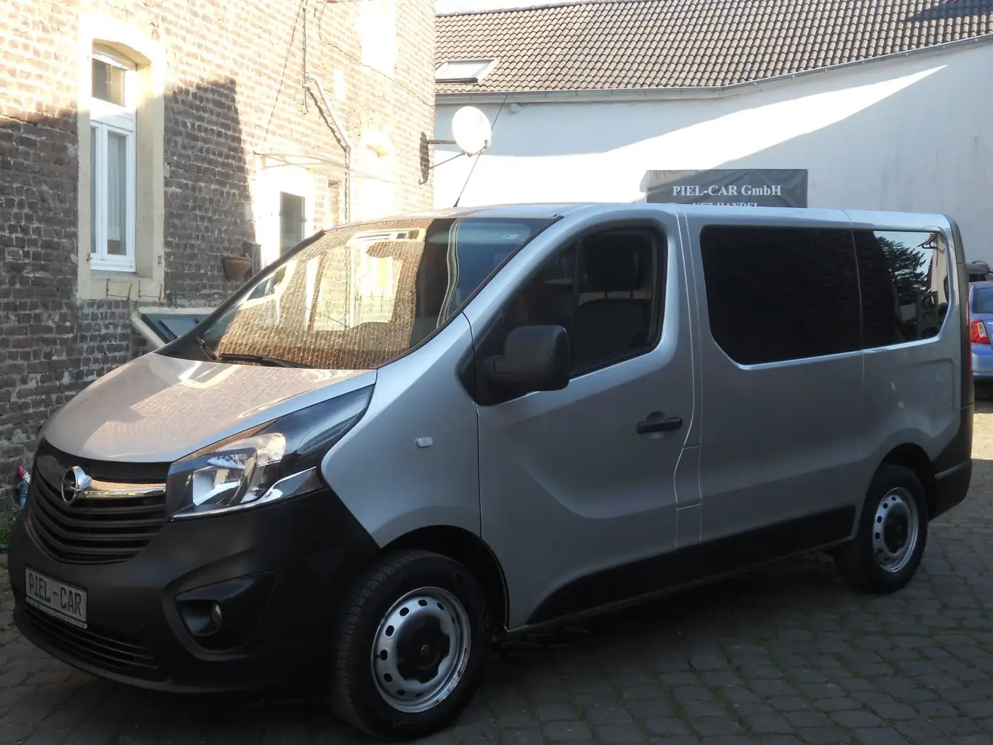 Opel Vivaro L1H1 Verglaster Kasten LKW-Zul Service neu Stříbrná - 1