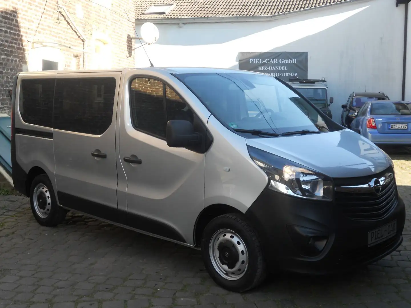 Opel Vivaro L1H1 Verglaster Kasten LKW-Zul Service neu Stříbrná - 2